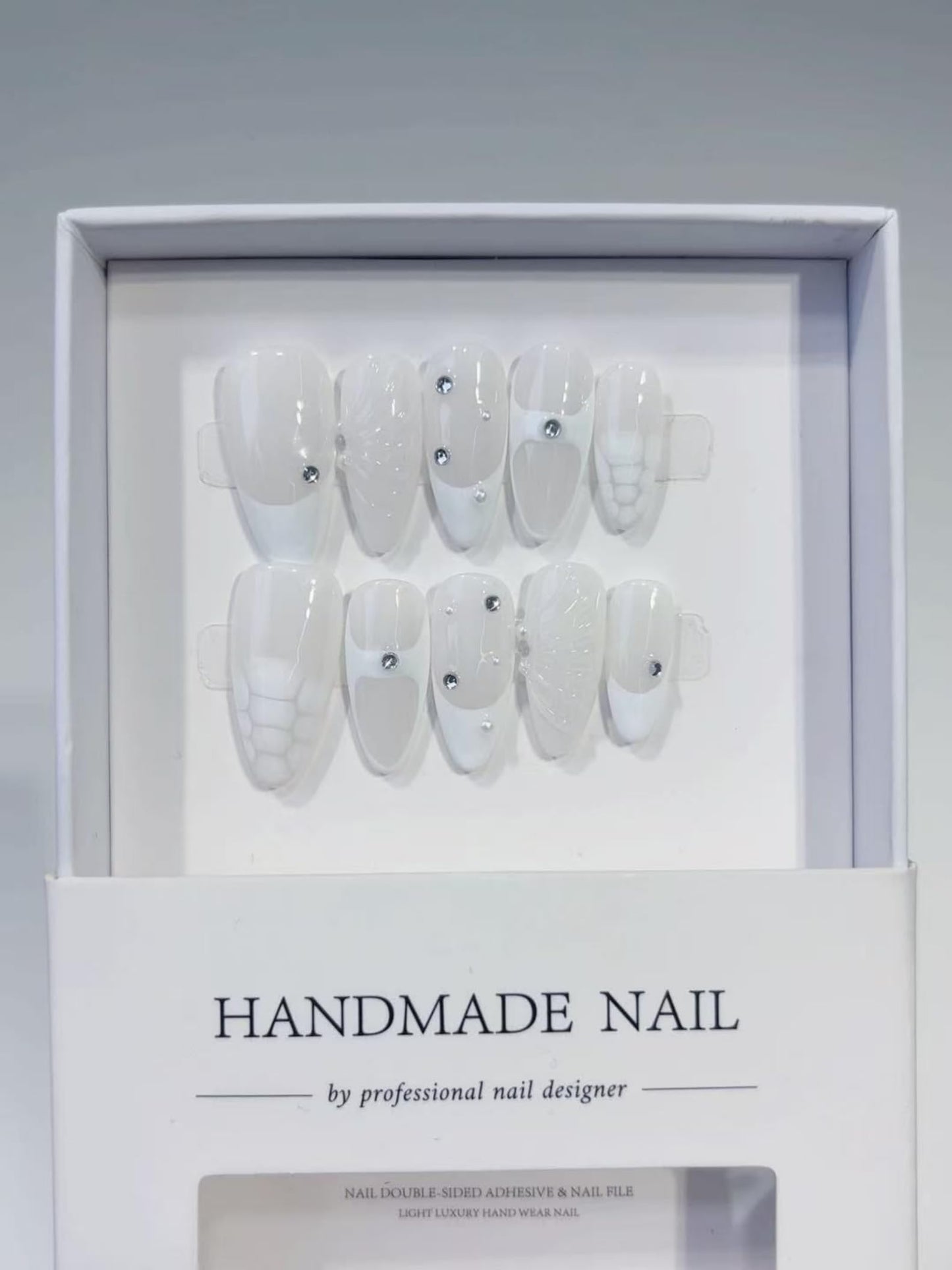 Handmade Armor Wearing White Premium Gradient with Diamond Style Almond Nail Patch Small Size