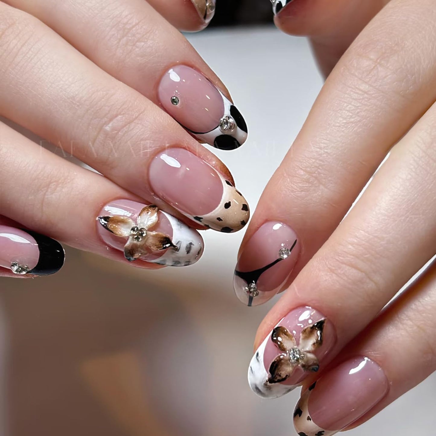 24Pcs Leopard French Tip Press on Nails Short Almond Fake Nails Leopard Print Handmade 3D French Art Press On Nails for Women - Cute False Nails Stick on Nails Manicure Decorations Daily Wear