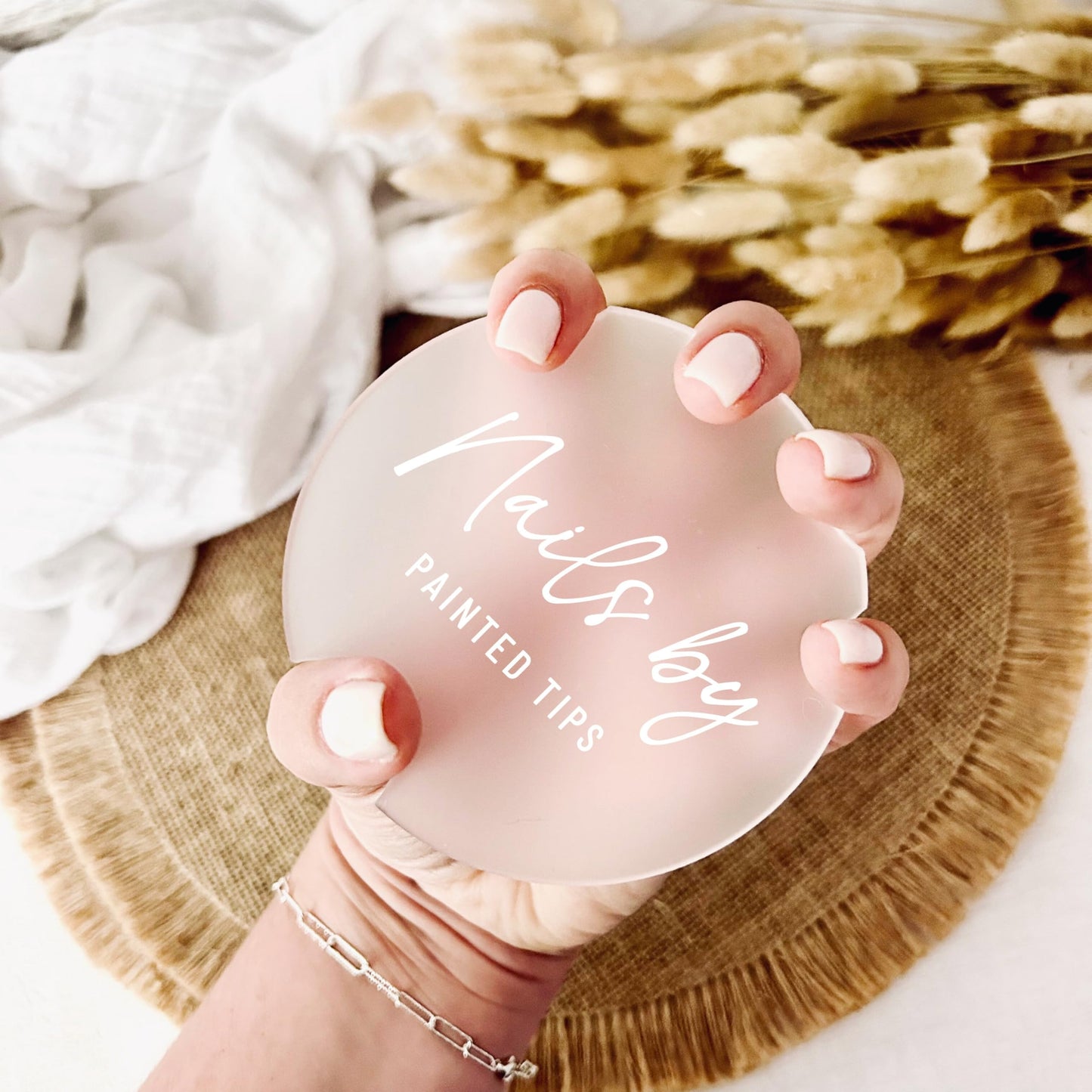 zyinoant 2Pcs Custom Nail Picture Props Personalized Logo Nail Tech Decor Acrylic Nailfie Disk with Social Media Salon Nail Display Stand Nail Polish Display Gifts for Nail Artist (Round)