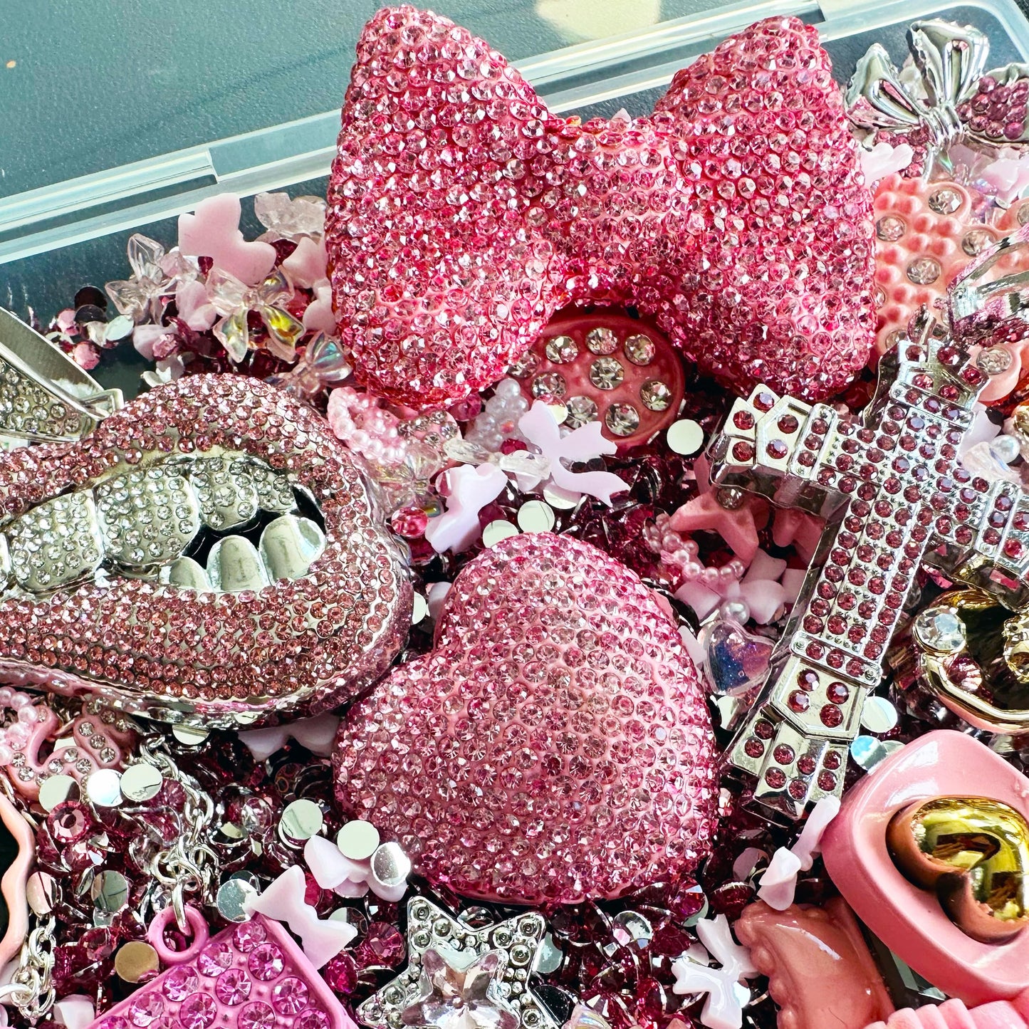 Junk Case Charms Kit, Pink Junks Phones Cases 3D Rhinestone Cool teeth and lips And Bows Chain Bags Hearts And Cross Flowers And Other Bedazzling Kits Can Be Used In DIY Phone Case Designs