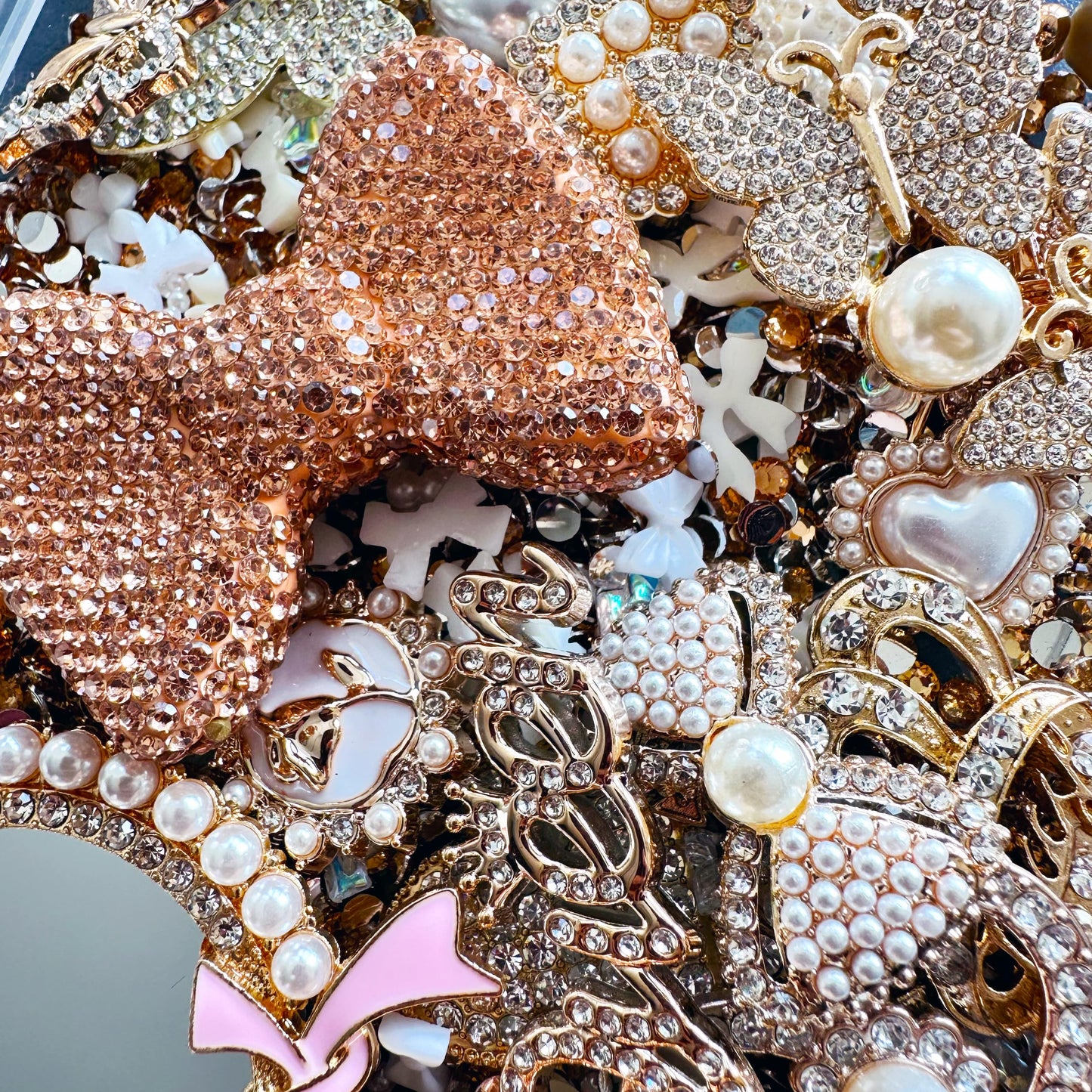 Champagne Gold Junk Case Charms Kit Junks Phones Cases 3D Pearl Butterflies Rhinestone Lips Bows Chain Bags Hearts Crowns Violins And Other Bedazzling Can Be Used In DIY Phone Case Designs