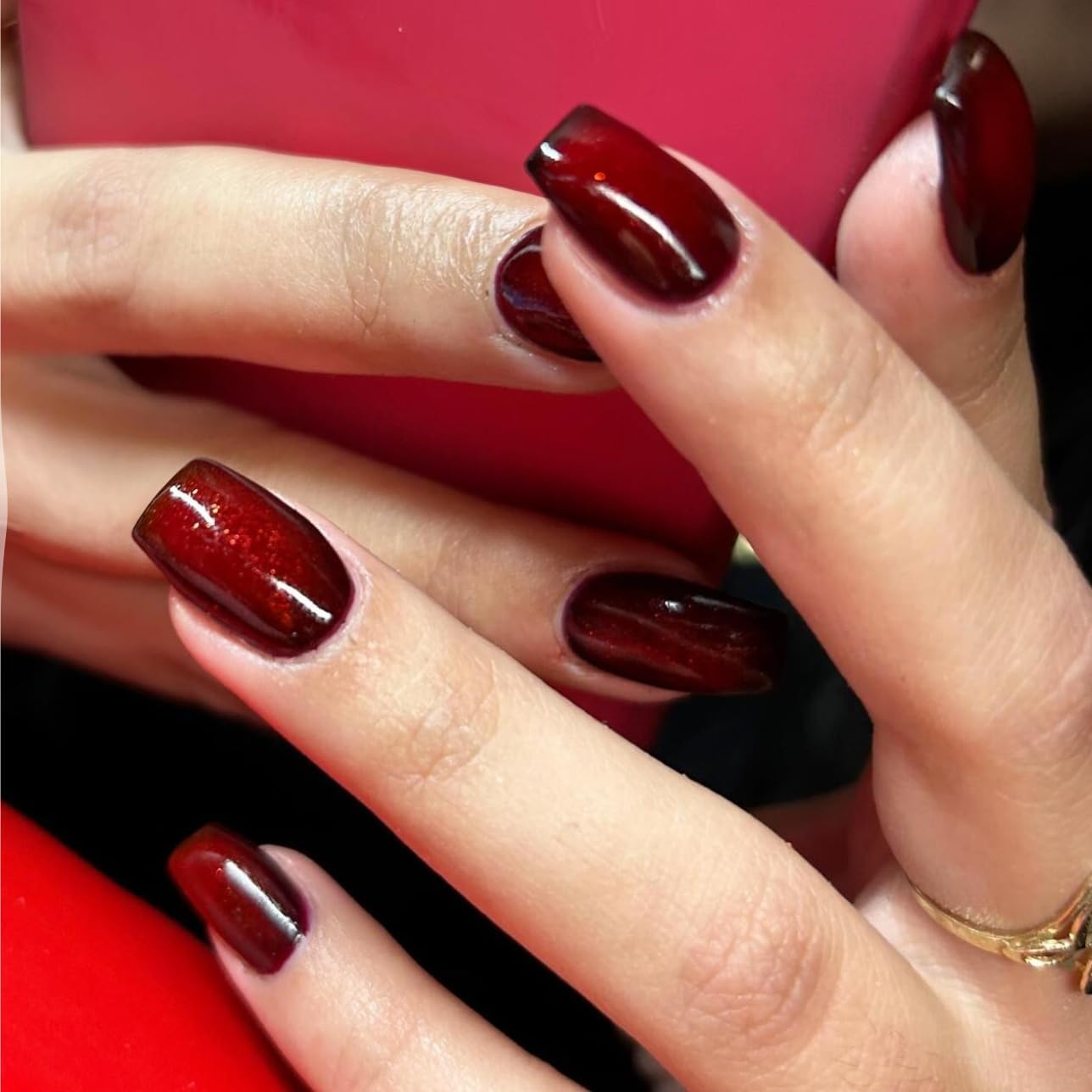 KQueenest Dark Red Cat Eye Press on Nails, Burgundy Glitter Short Coffin, Sparkly Shiny Fake Nails, Cute Bling Acrylic Glue on for Women Holiday Wear, 30 Pcs