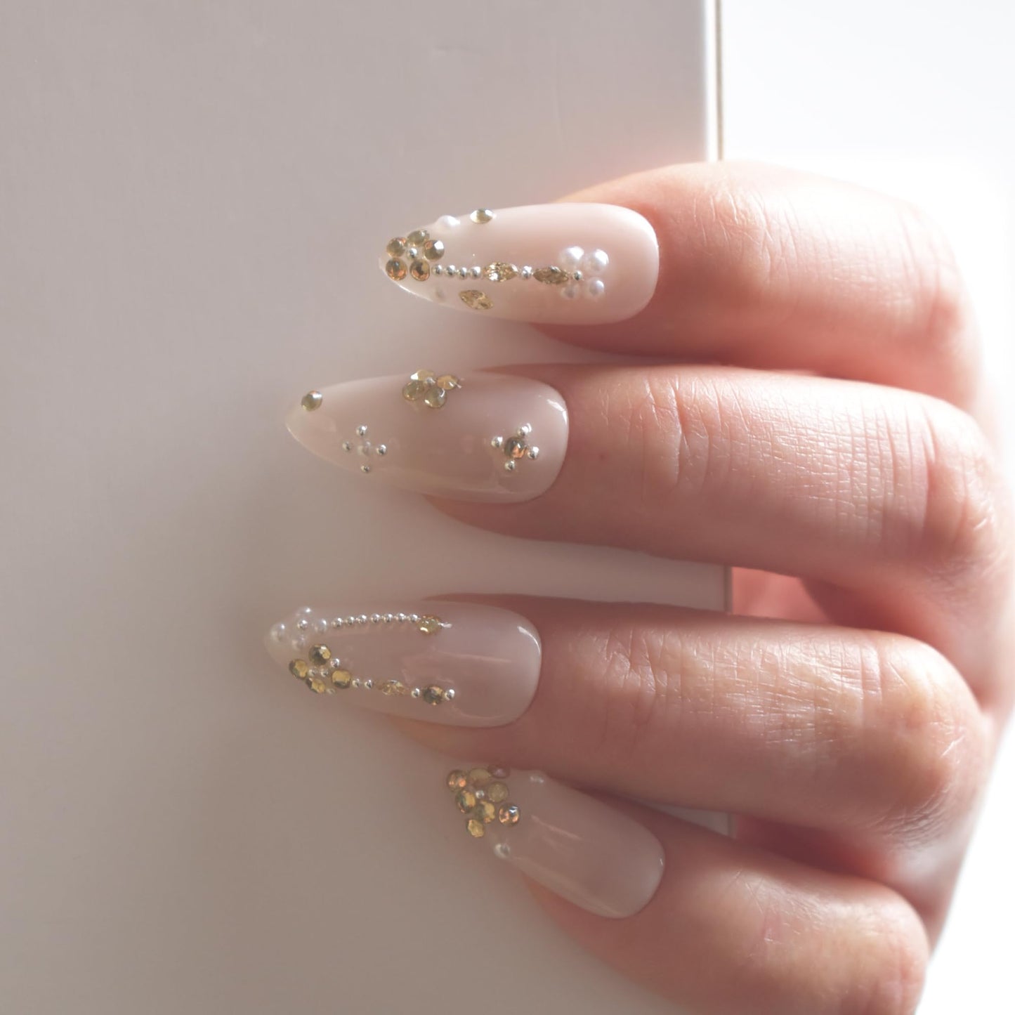 LIFOOST Manual Fake Nails Glossy Pure Color Nude Medium Almond Press On Nail Pile Beads and Rhinestones Luxury False Tips for Women Bride Autumn and Winter Manicure 10 Pcs