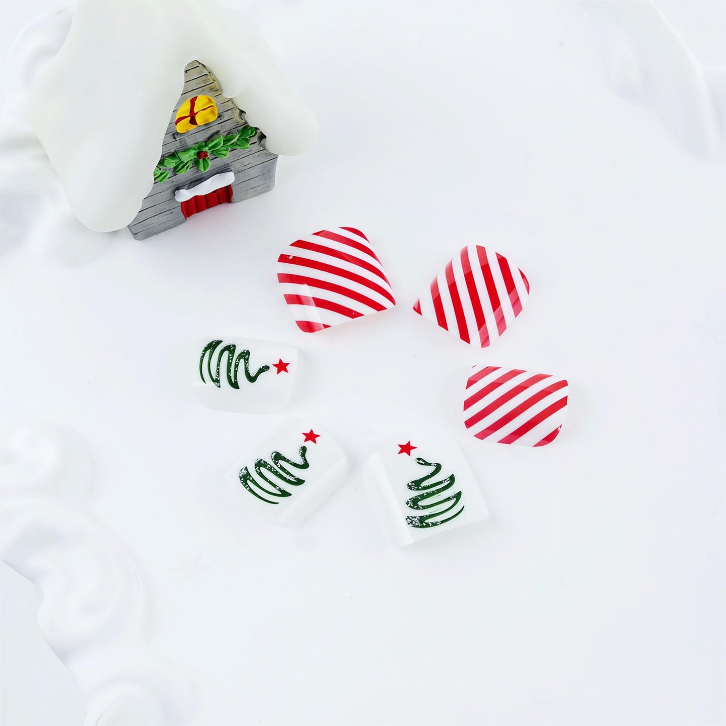 Christmas Glitter Press on Toenails Short Square Fake Toenails Glitter Christmas Tree Toe Nail Tips Snowflakes False Toenails Full Cover Glossy Christmas Toe Manicure Decorations for Women 24Pcs