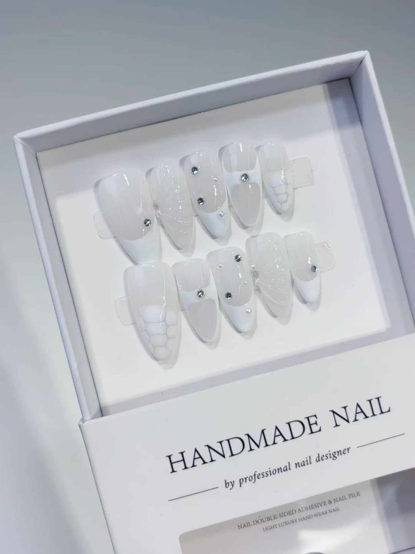 Handmade Armor Wearing White Premium Gradient with Diamond Style Almond Nail Patch Small Size