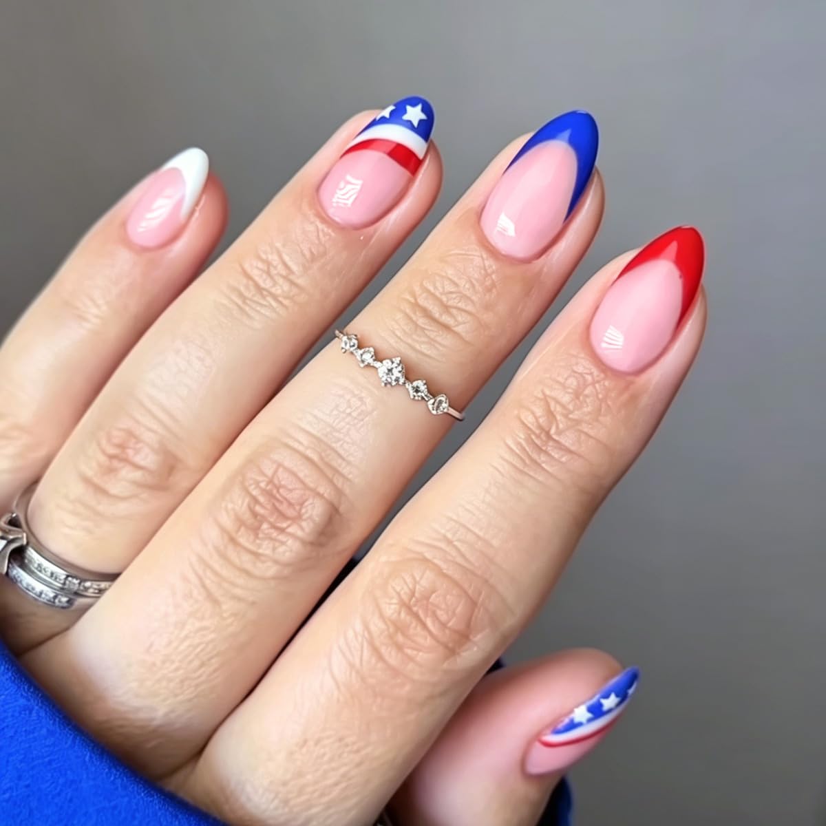 4th of July Press on Nails Blue Red Fake Nails Short Almond False Nails Press ons with American Flag Star Design Stick on Nails Independence Day Acrylic Glue on Nails for Women Manicure 24Pcs