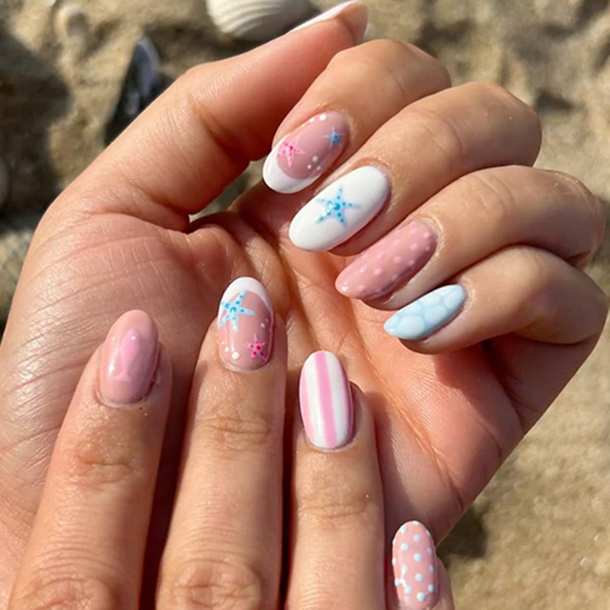 24 Pcs Pink Blue Press on Nails Short Oval WLGDLH French Tip Fake Nails, Summer False Nails Press ons with Polka Dot Starfish Striped Design, Nude Base Glue on Nails for Women Manicure, Glossy Finish