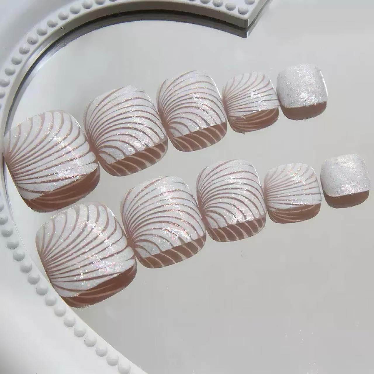 Seashell Pattern Press On Nails, White Glitter False Toenails Set, 24 Pieces Reusable Artificial Nail Tips with Nail File, Multiple Sizes 6-17.5mm