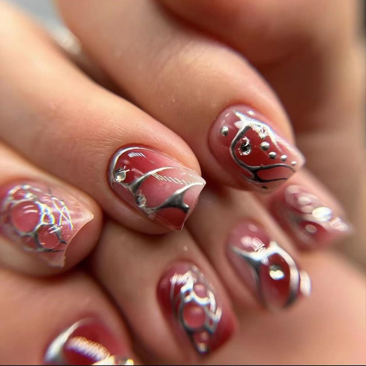 24Pcs Red Brown Ombre Fake Nails Short Square Press on Nails with Silver Line Rhinestones Charms Designs Nude Nail Tip Kit Glossy Full Cover Glue on Nails Reusable Stick on Nail for Women Manicure