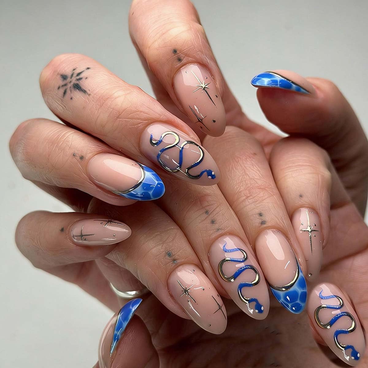 LINMEIZAI 24 Pcs French Tip Press on Nails Short Almond 3D Snake Fake Nails Press ons Nail Tips Glue on Nails Acrylic Nail Kit with Glitter Blue Design False Nails Stickers Nail Art for Women