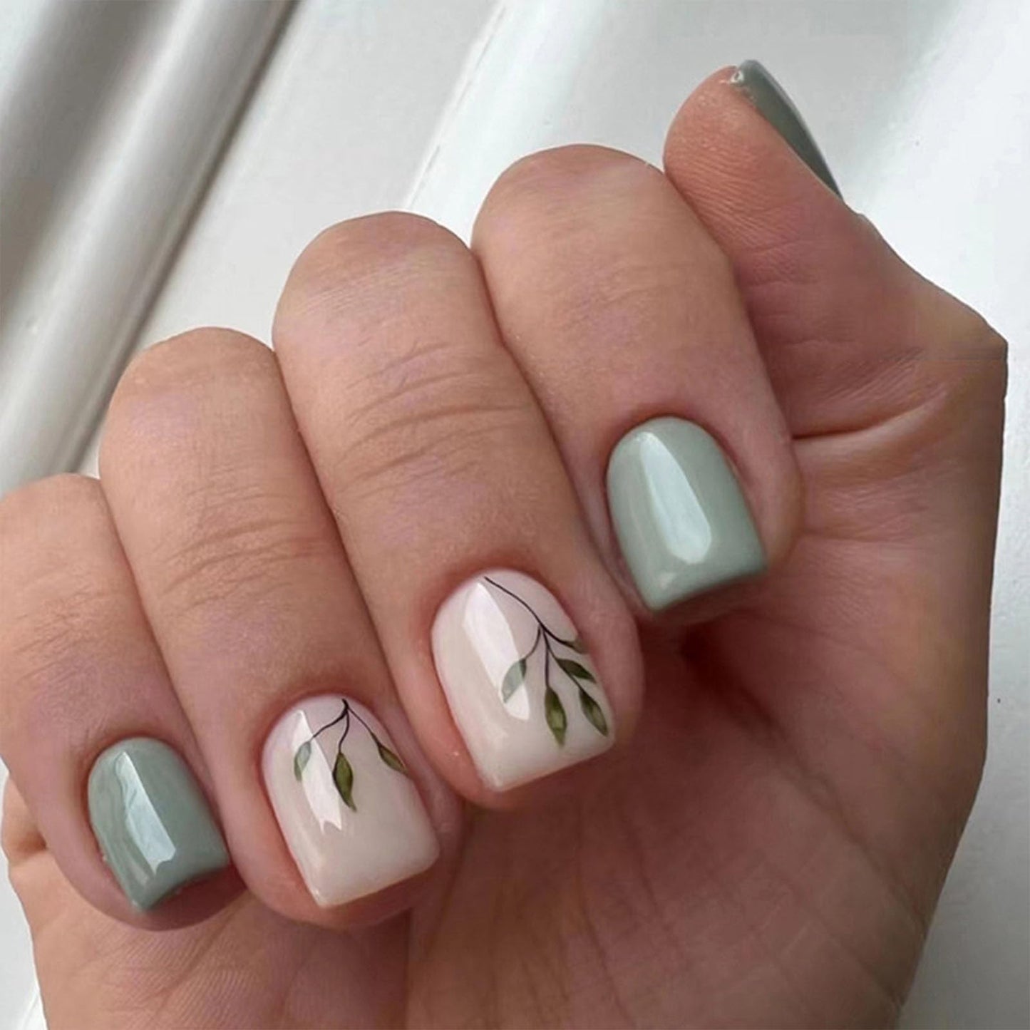 BDKAIWU Press on Nails Short Square Light Green Acrylic Nails Press ons Reusable Fake Nails with Leaves Designs Full Cover Artificial Glue on Nails for Women and Girls 24Pcs