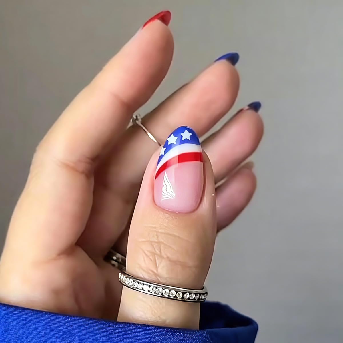 4th of July Press on Nails Blue Red Fake Nails Short Almond False Nails Press ons with American Flag Star Design Stick on Nails Independence Day Acrylic Glue on Nails for Women Manicure 24Pcs