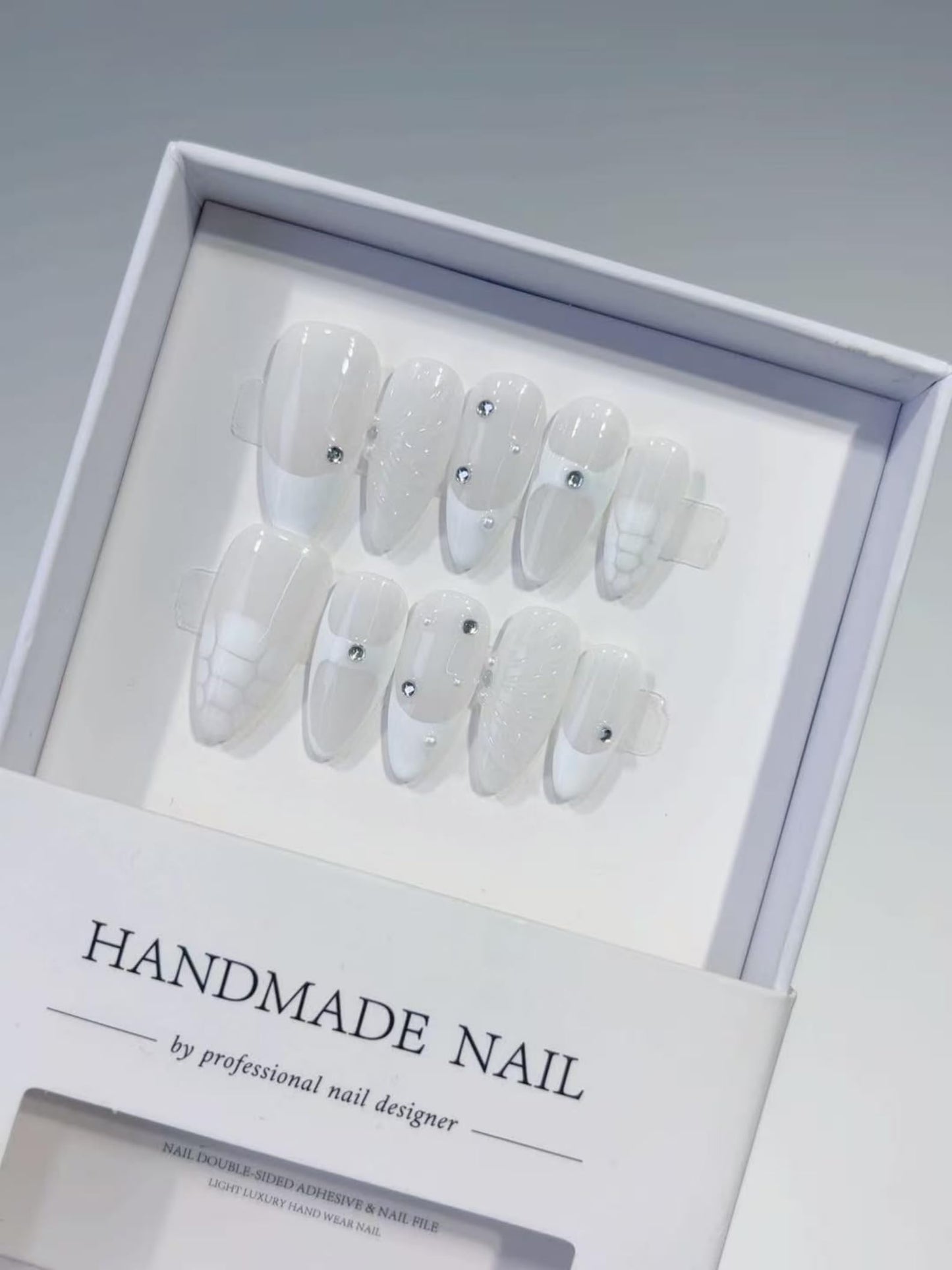 Handmade Armor Wearing White Premium Gradient with Diamond Style Almond Nail Patch Medium Size