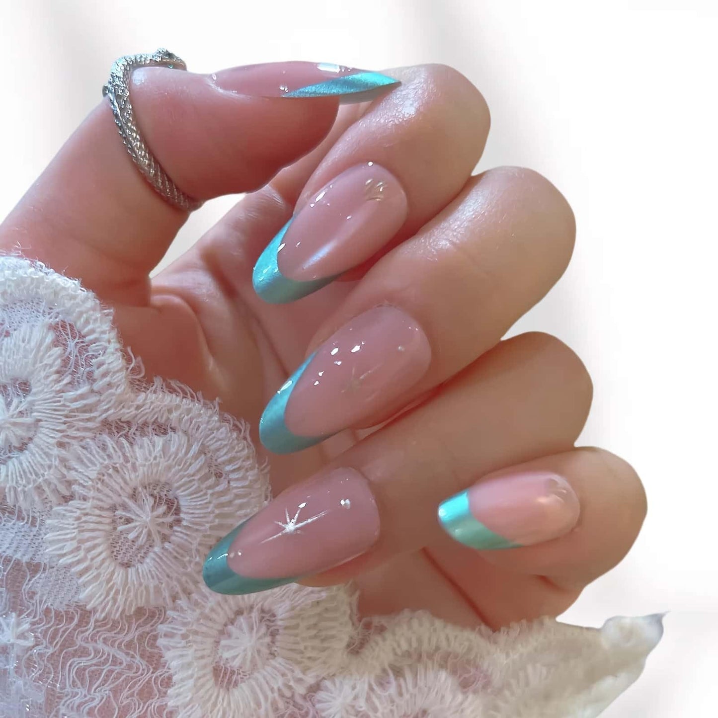 Green French Tip Press on Nails Short Almond Fake Nails Cat Eye with Gold Stars Designs Nude Glossy Artificial Glue on Nails Full Cover Acrylic Stick on Nails for Women 30 Pcs