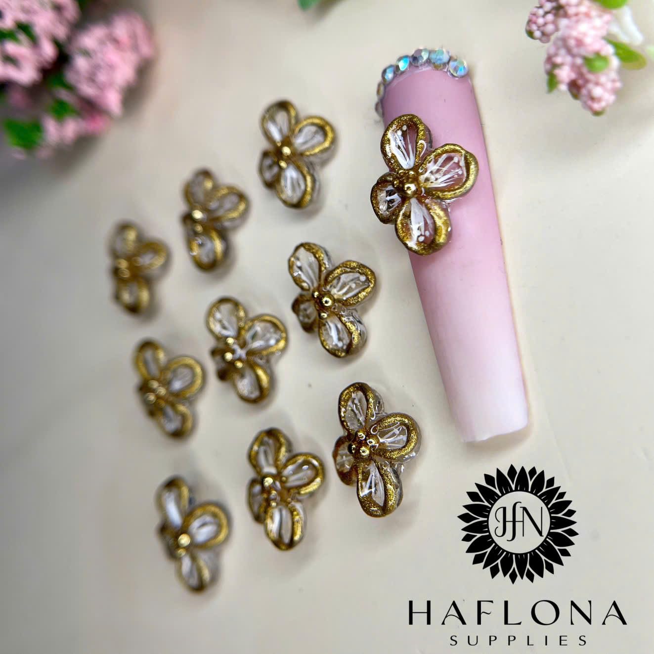 Set 6Pcs Gel 3D Clear 4Petals White Chrome Flowers Nails Charms Handmade by Gel, Design For Medium Nail 3D Flower For Nail Art Floral Salon Decor For Women Girls (Clear 4Petals White Chrome-6Pcs)