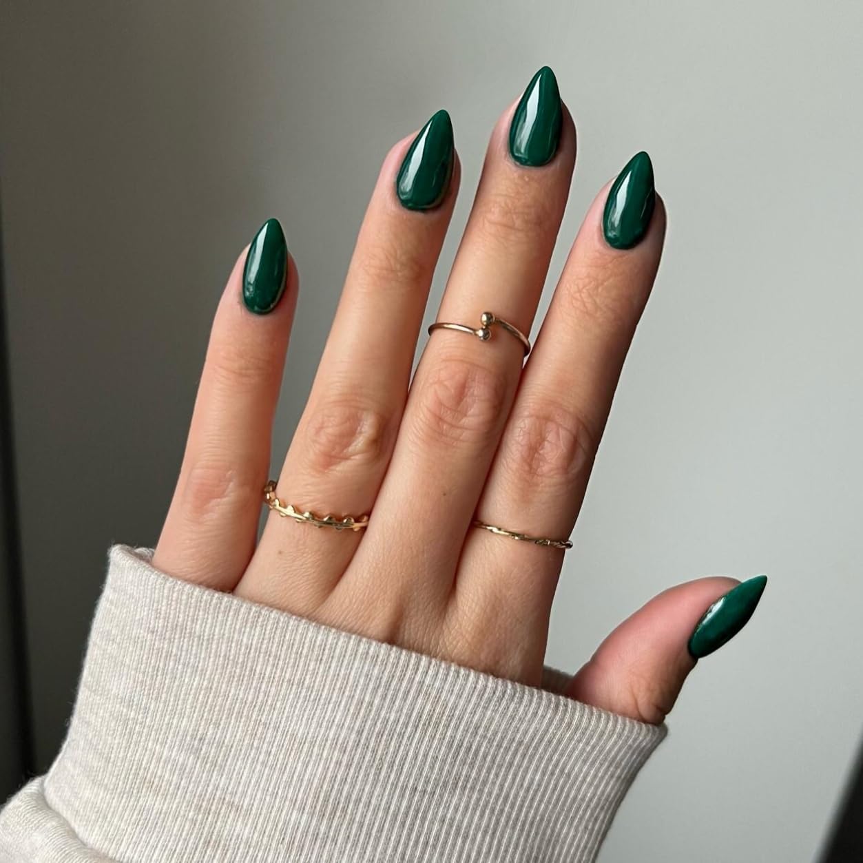 KQueenest Emerald Green Press on Nails Short Almond, 30 Pcs Thick Fake Nails Short Stiletto, Acrylic Nails Natural, Solid Color Full Cover Almond Stick on Nails For Women Winter Wear