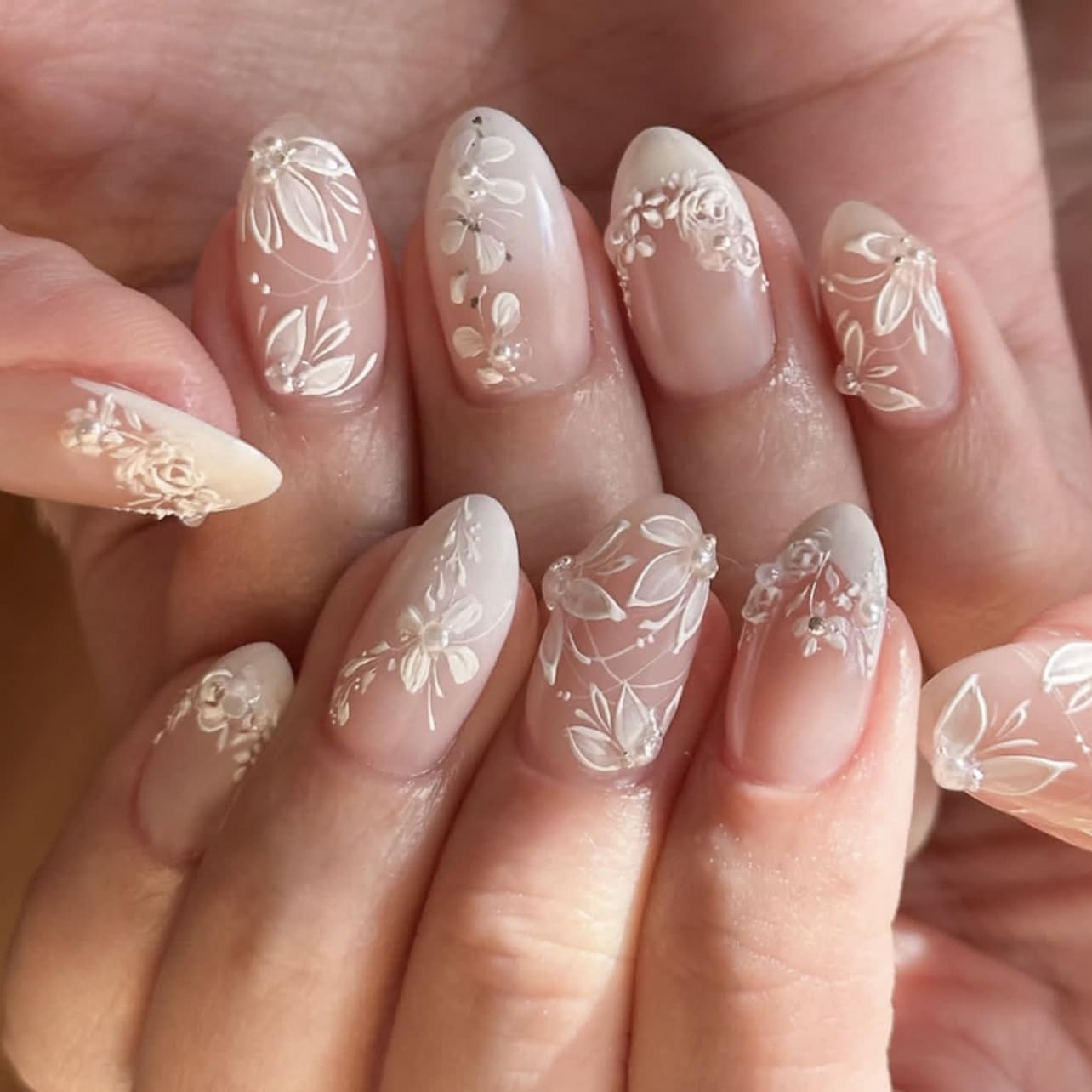 LBPEPAMZ 24Pcs White Press on Nails Almond Short Fake Nails with 3D Flowers Pearl Flash Charms Design White French Tip Glue on Nail Spring Summer Floral Acrylic False Nail Stick on Nails for Women