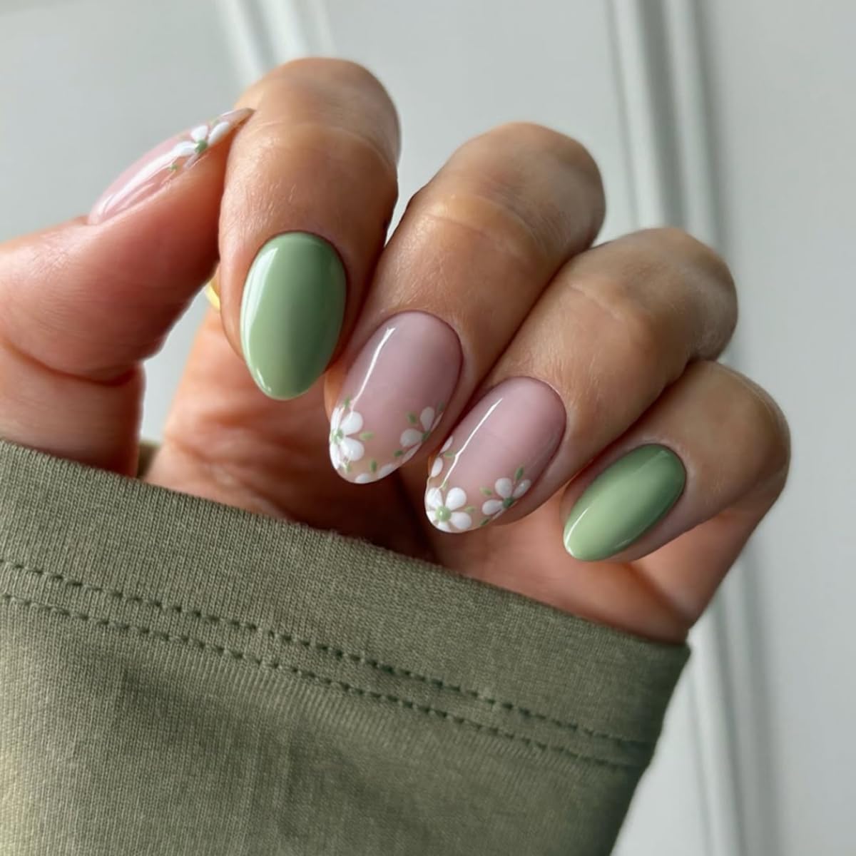 Green Press on Nails Short Oval Fake Nails Spring Summer Nails Press ons with Flower Design Reusable Artificial Nail Full Cover Stick on Nails for Women Manicure 24Pcs