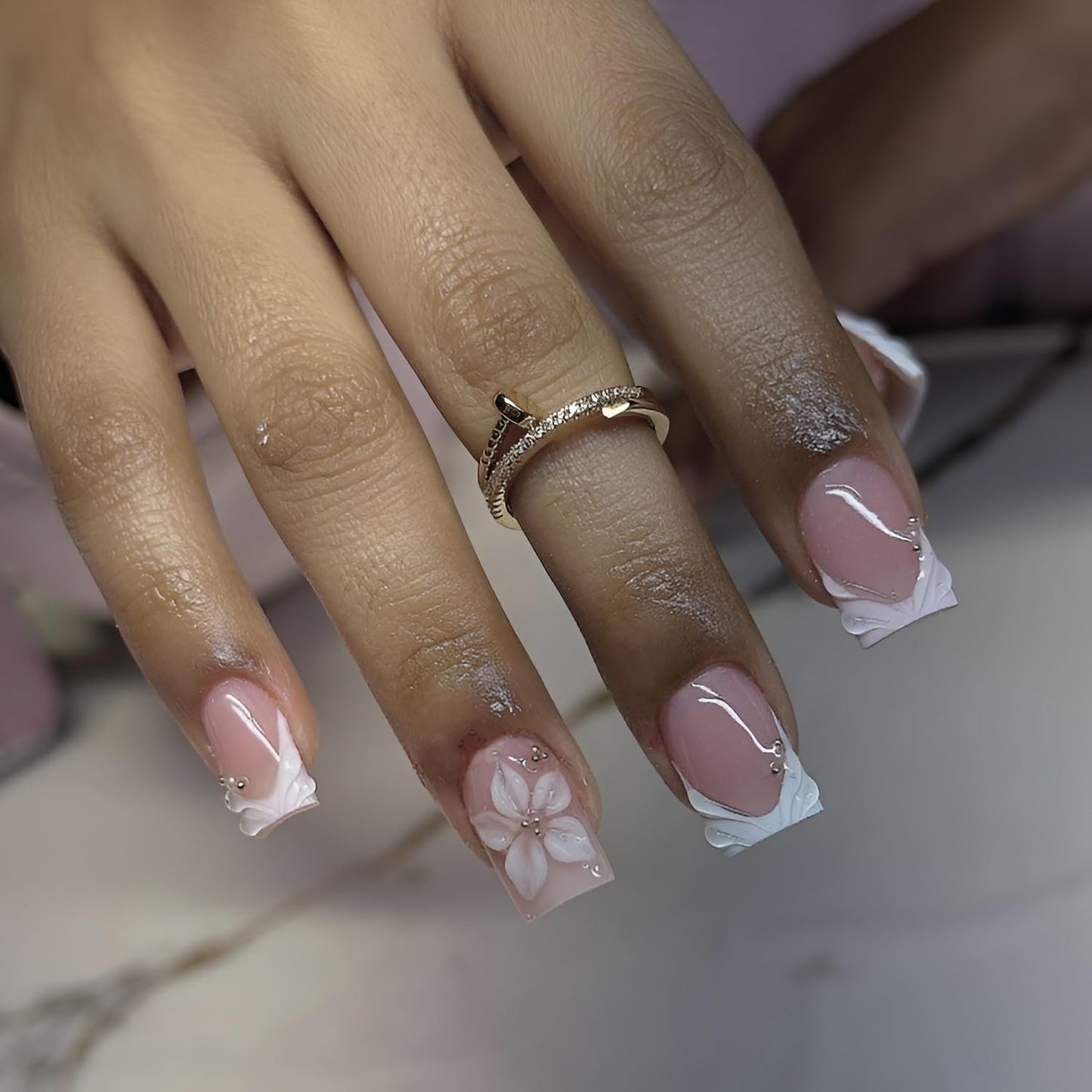 24Pcs White French Tip Press on Nails Short Square Fake Nails 3D Flower Nails Press Ons with Rhinestones Design Glossy Glue on Nail French Tip False Nails Acrylic Stick on Nail for Women Set