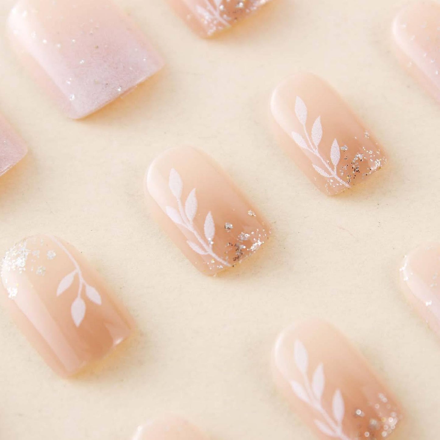 24Pcs Leaves Press on Nails Short Square Fake Nails with Gradient Glitter Designs Nails Press ons Pink White Acrylic Nails Simple Stick on Nails for Women