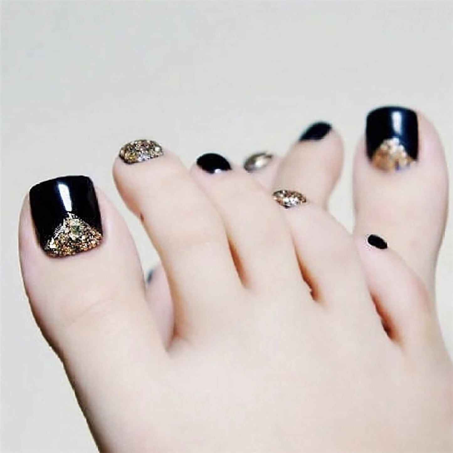 Vezocim Black False Nails Sets, Press on Toenails Coffin with Gold Glitter Designs, Full Cover Artificial Acrylic Fake Nails for Toe, Glue on Toenails with Charm, Stick on Toe Nails for Women