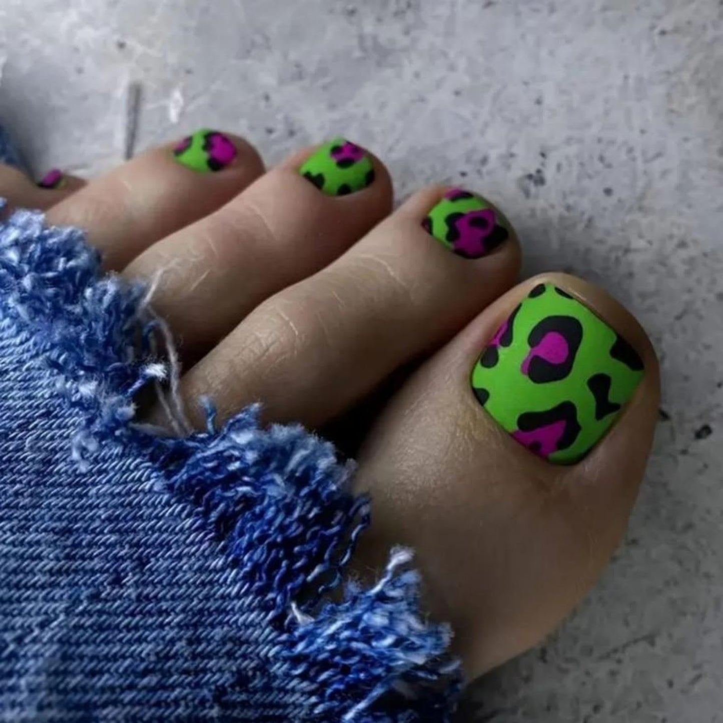 Red Black Leopard Press on Toenails Short Square Glue on Toenails with Green Design Summer Fake Toe Nails Spring False Toenail Reusable Full Cover Stick on Toenail for Women Girls Manicure 24Pcs