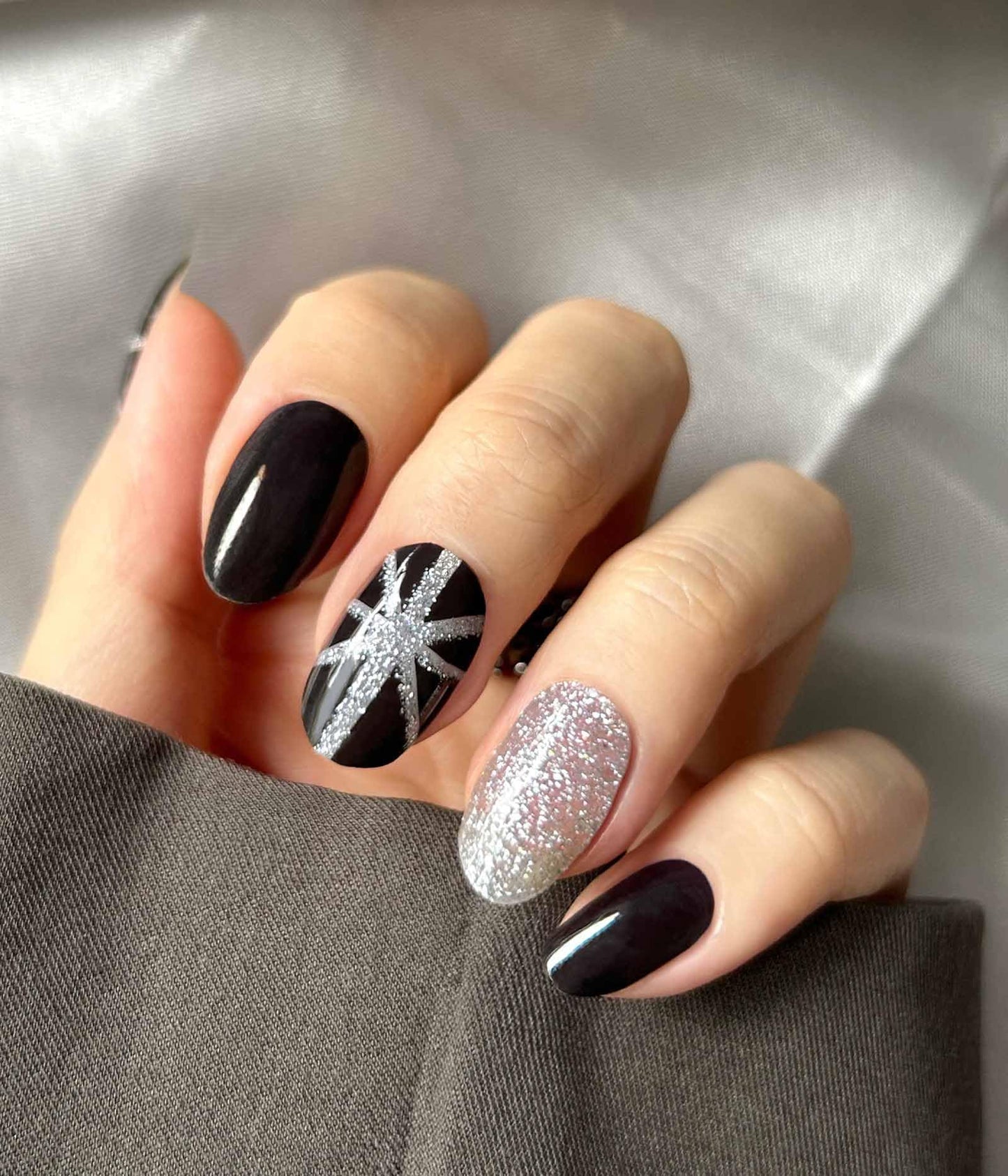 ruyeefam Nail Polish Strips (No UV Lamp Needed) - 22 Pcs Salon Quality Gel Nail Stickers - Long Lasting Wraps (Saint Black Glitter)
