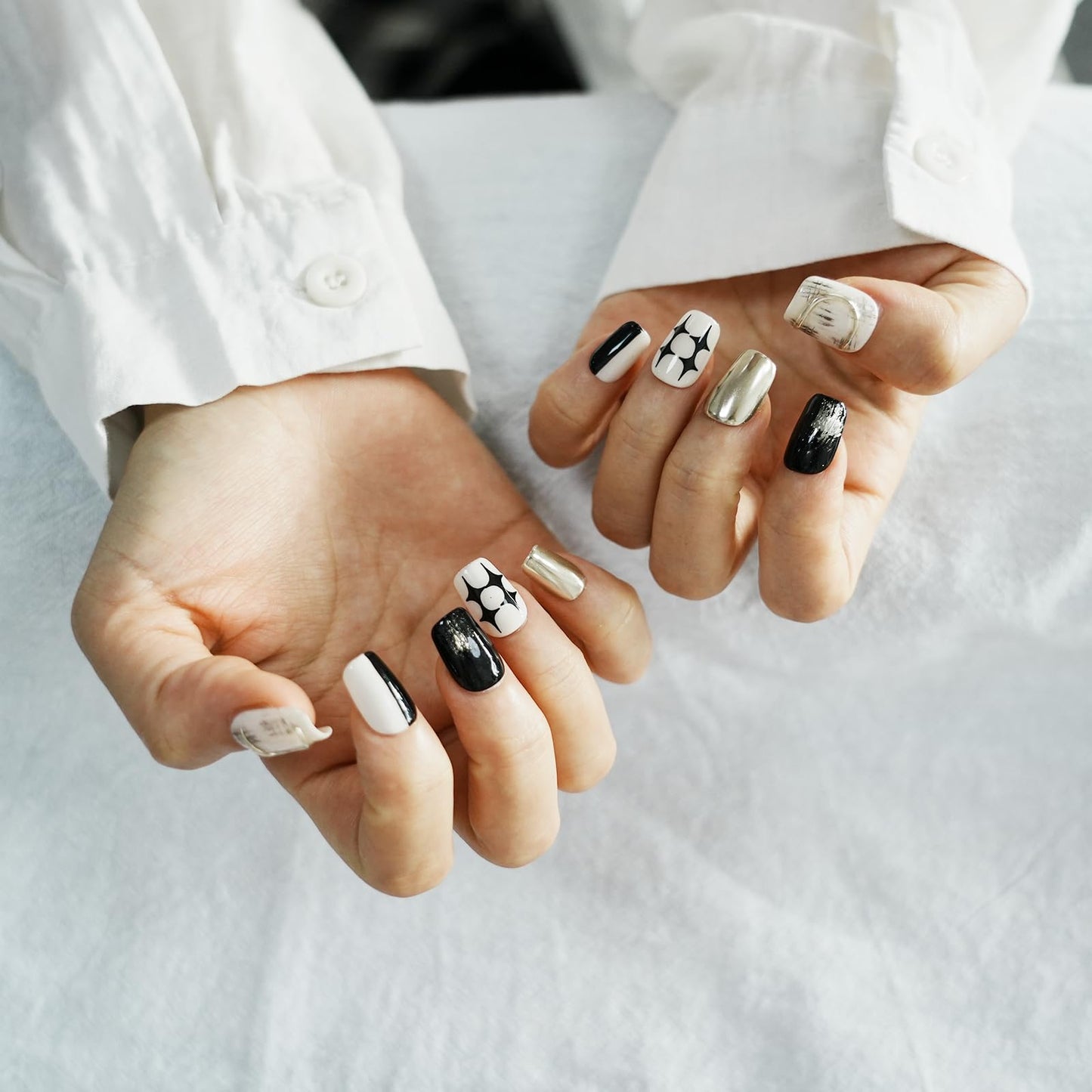 Trendy Press On Nails Black White Gold - 3D Short Square Nails Metallic Glitter Glossy Reusable Gel Press on Acrylic Fake Nail for Daily Nail Art (Starry Glow,M)