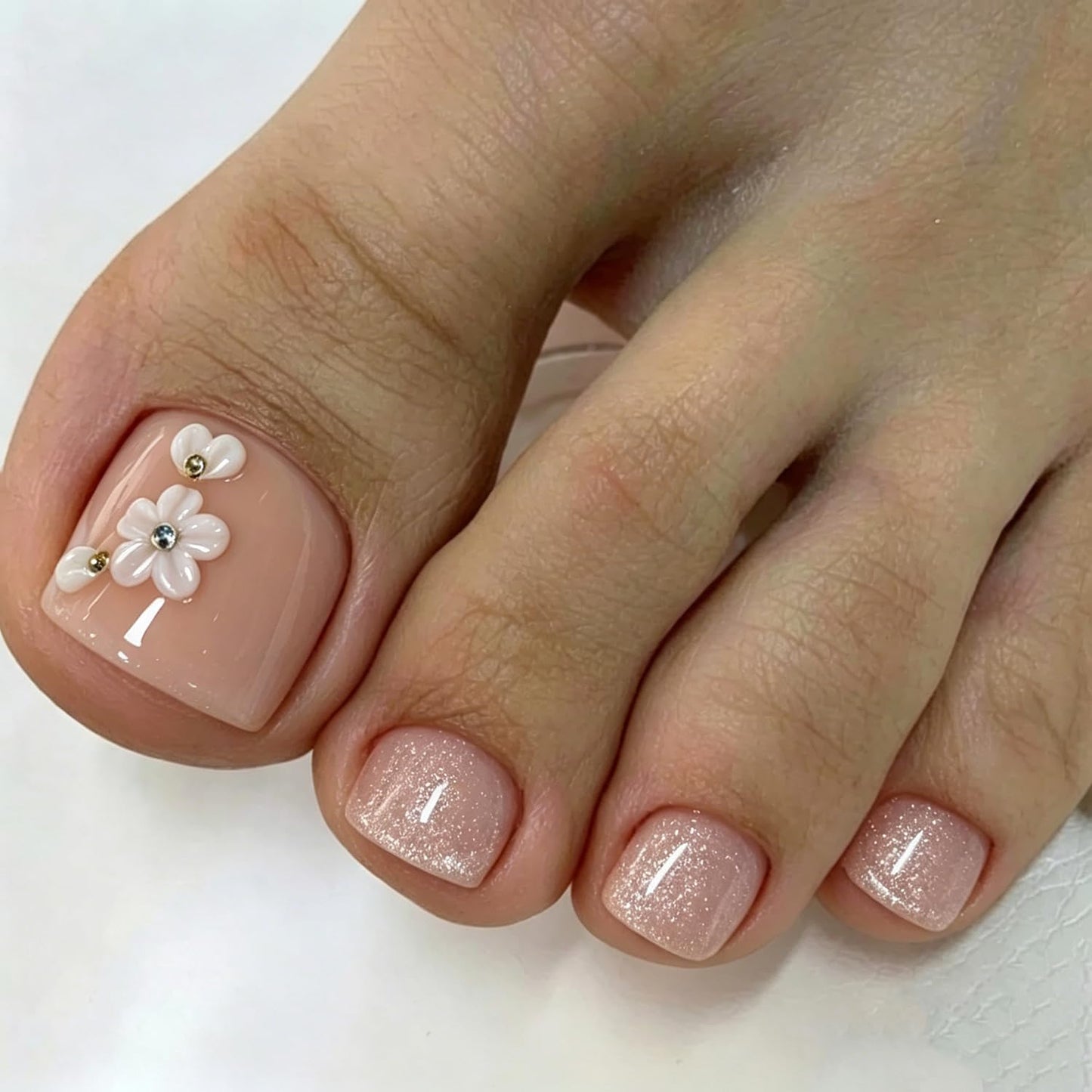 Handmade Press on Toenails White Flower Fake Toe Nails Tips Kit Press on Nails for Toes Glitter Muti-Layer Gel Thicked Acrylic Stick on Nails for Women Nail Supplies (M)