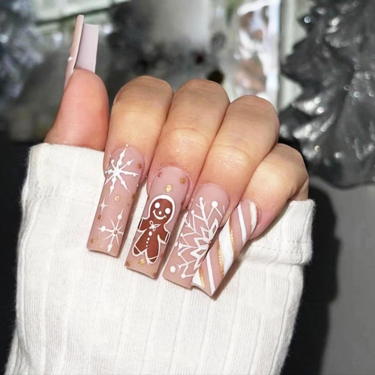 Cute Gingerbread Man Press on Nails Snowflake Stick on Fingernails Glossy Gold Glitter Acrylic Fake Nail Christmas Long Square False Nails 24Pcs Curve Line Gel Glue on Nail for Women Xmas Gift