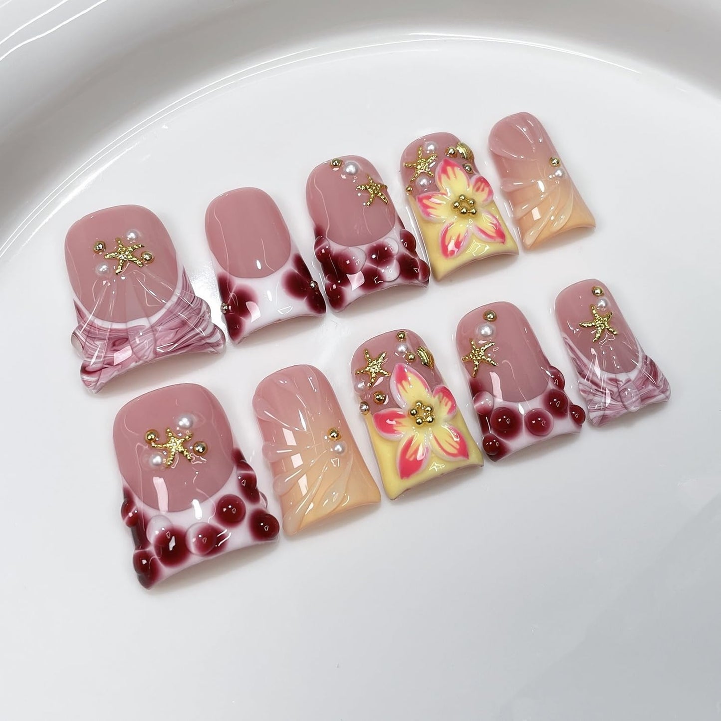 Handmade Flower Press on Nails Short Duck Fake Nails Polka Dot French Tip False Nail with 3D Seashell & Pearl Design Flower Press ons Nail Muti-Layer Gel Acrylic Stick on Nails for Women (S)
