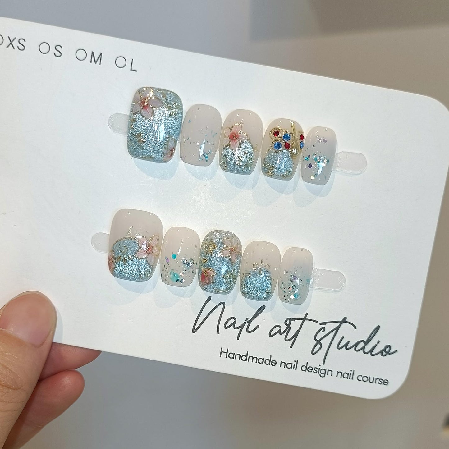 TENPAL Hand-Painted Cloisonne Press on Nails 10Pcs Kit,Short Squoval Blue Porcelain Gradient Fake Nails,Cat Eye Glitter Oriental Bloom False Nails,Chinese Classical Art Glue on Nails for Women(S)