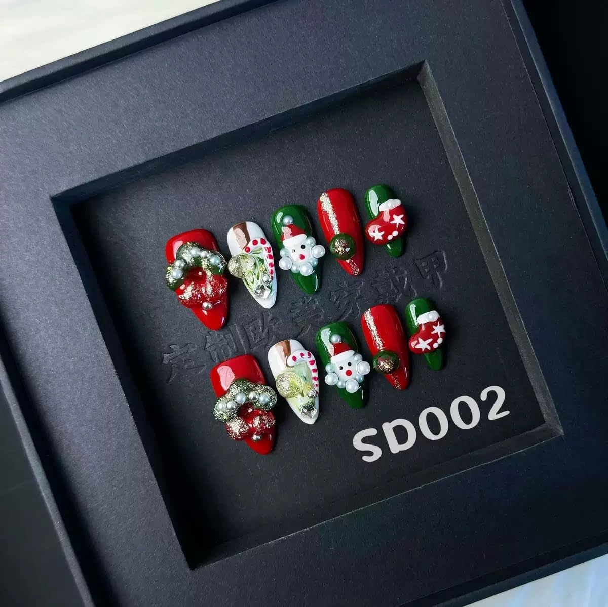 Christmas Press on Nails Handmade Medium Almond Fake Nails with Green Red Wrearh Design Santa Claus Hat Canes Glue on Nails Reusable Winter Handmade Nails for Women Girls Manicure Size M