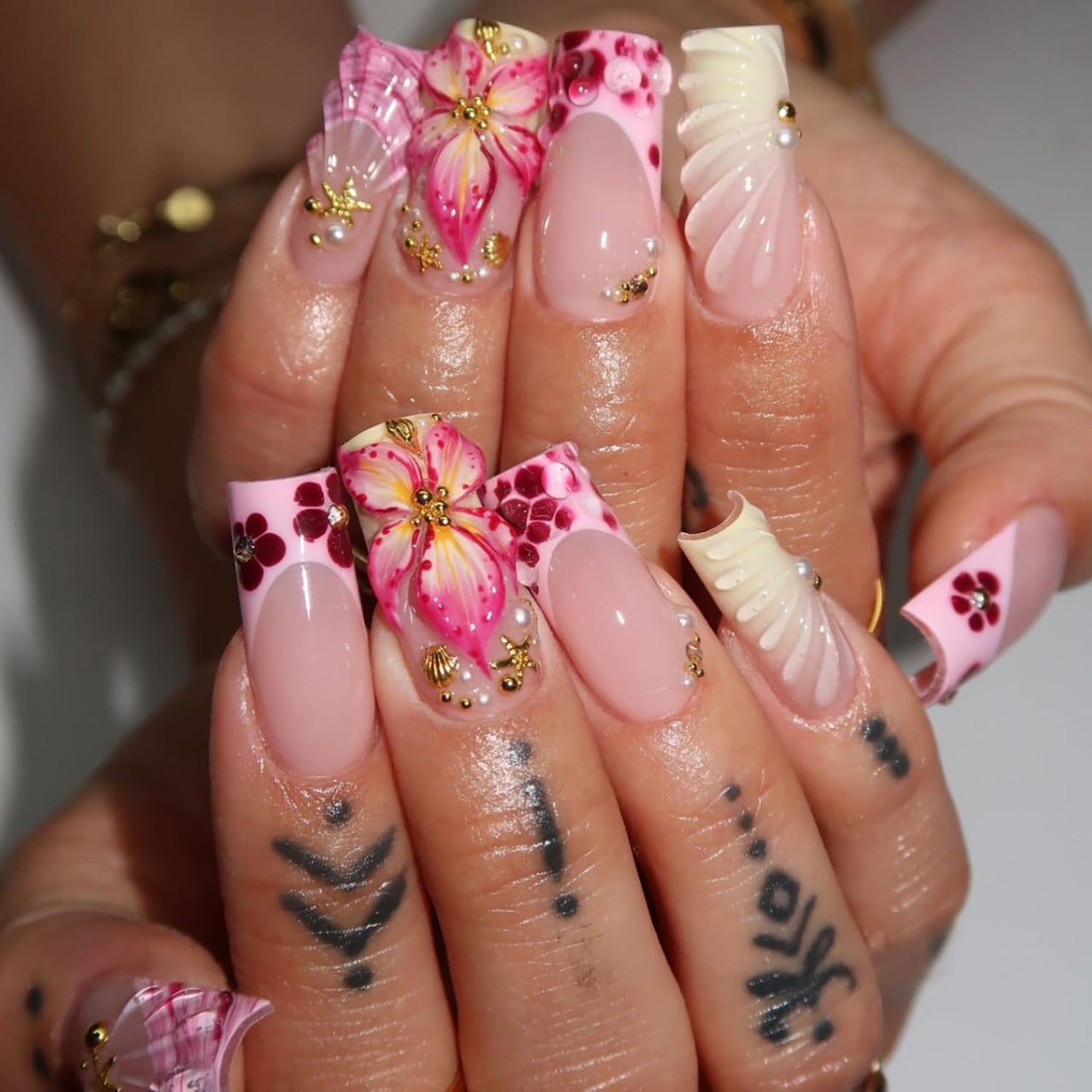 24Pcs Summer Press on Nails Medium Square Fake Nails with Pearl Rhinestones Designs Gold Starfish Seashell Glue on Nails 3D Flower Acrylic Nails Beach False Nail French Tip Stick on Nail for Women