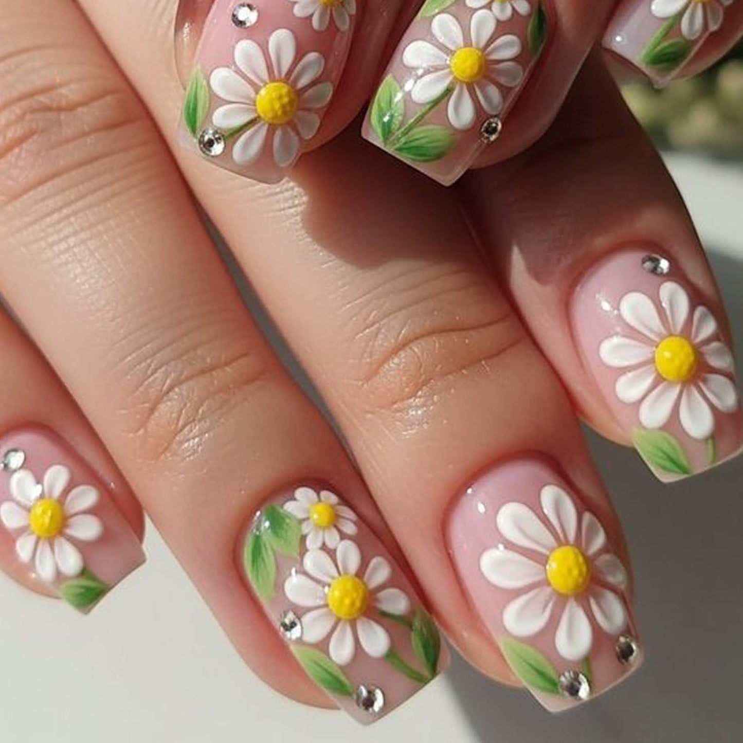 Spring Press on Nails White Flower Fake Nails Short Square False Nails with Rhinestone Design Floral Glue on Nail Full Cover Glossy Daisy Acrylic Nails Summer Artificial Stick on Nails for Women 24Pcs