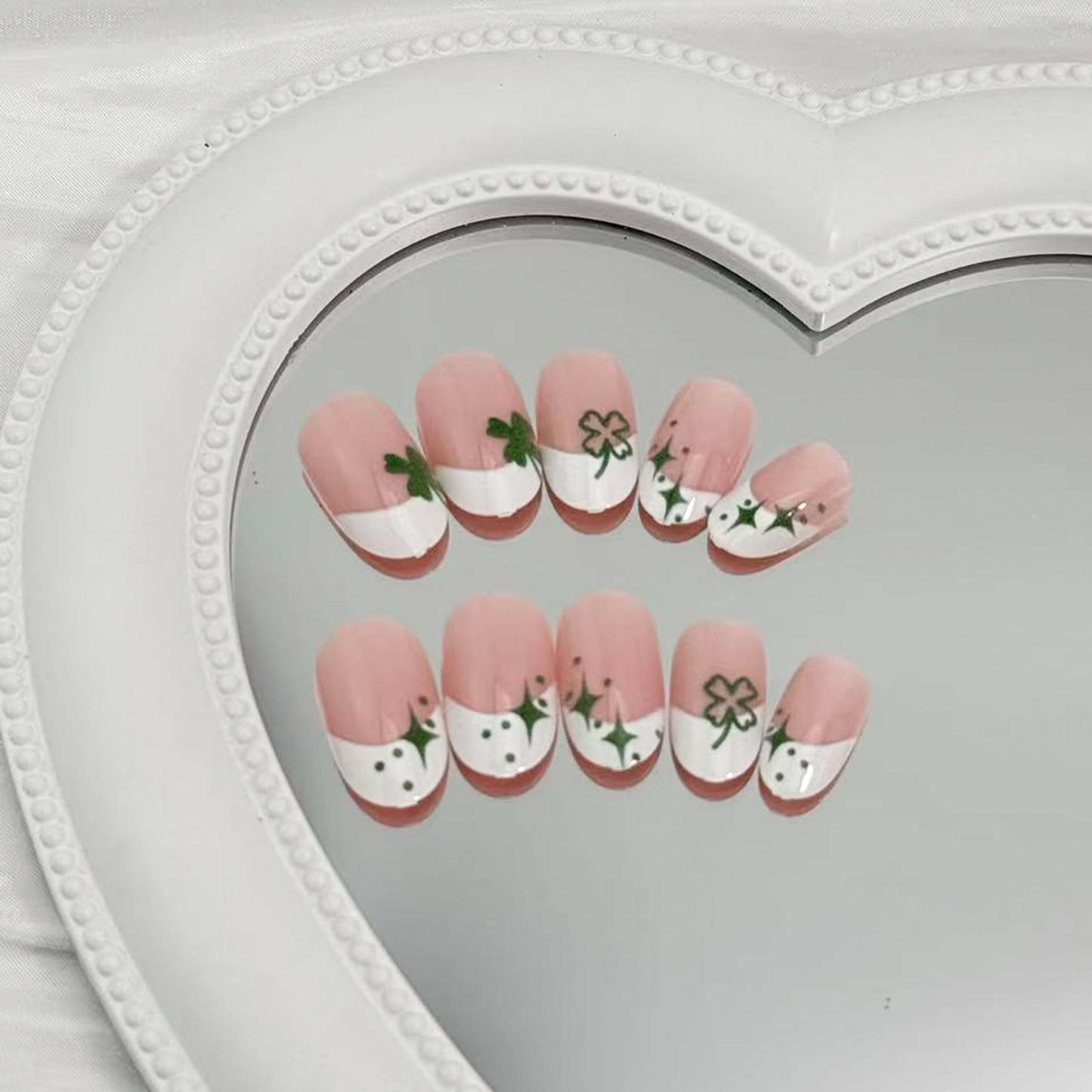 24Pcs St. Patrick's Day Press on Nails short Almond French Tip Fake Nails with Shamrock Designs Full Cover False Nails Lucky Clover Acrylic Glue on Nails for Women Saint Patrick Manicure Decor