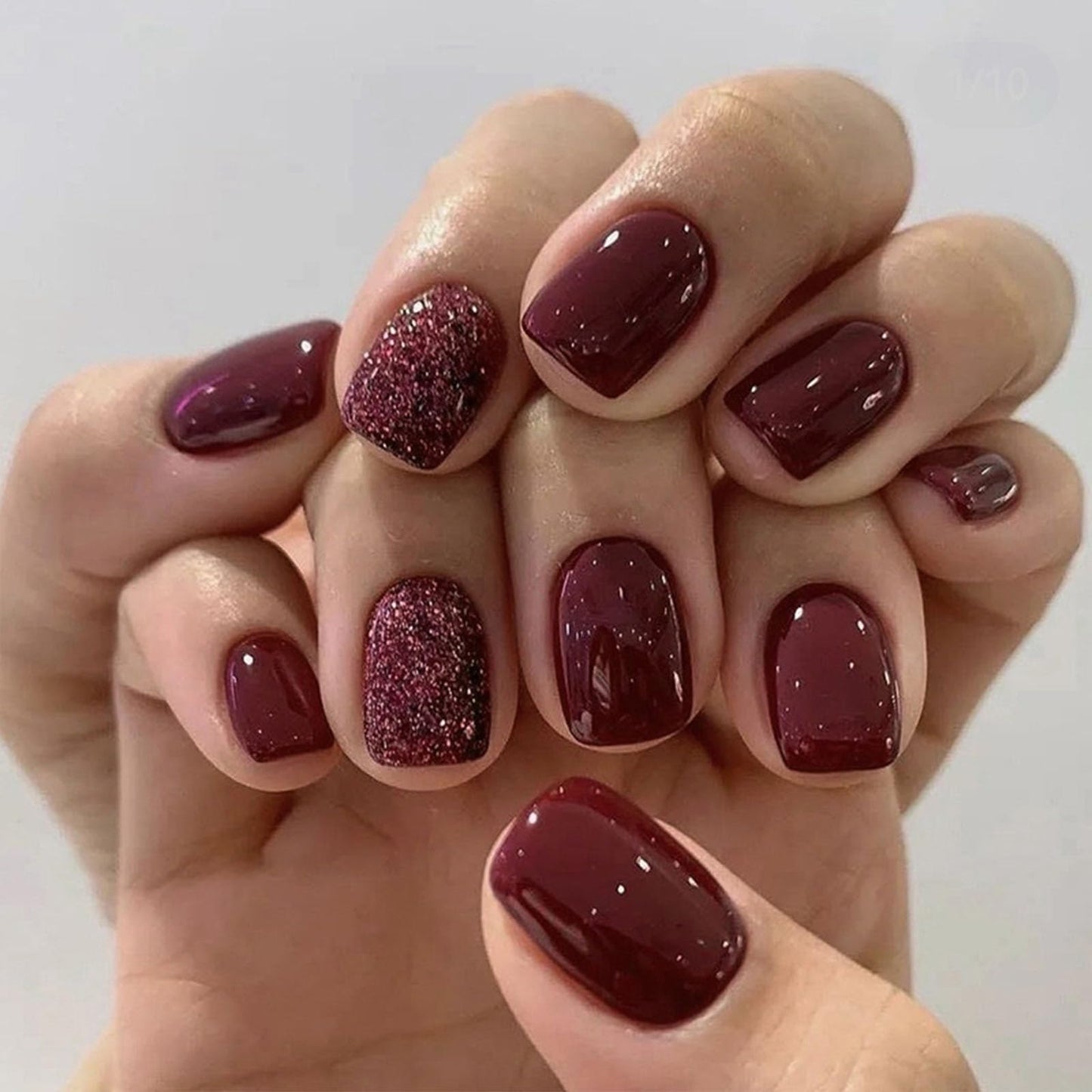 Press on Nails Short Burgundy Acrylic Nails Press ons Glossy Square Fake Nails with Golden Glitter Designs Red Full Cover Reusable Glue on Nails for Women Girls 24 Pcs