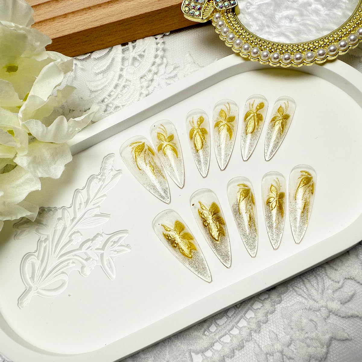 24Pcs Gold Press on Nails Almond Long Glitter Nude Fake Nails Luxury Metallic Flower Acrylic Nails Glue on Nails Reusable Full Cover False Nails for Women Wedding Party Daily DIY Manicure