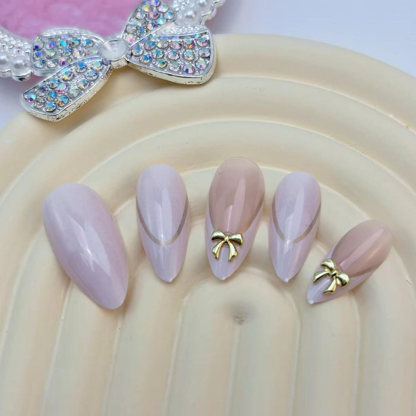 24Pcs Press on Nails Medium Almond Fake Nails,White & Nude Pink French Tip with Gold Lines & 3D Gold Bows Glossy False Nails with Elegant Bow Charms Acrylic Nails Full Cover Stick on Nails for Women