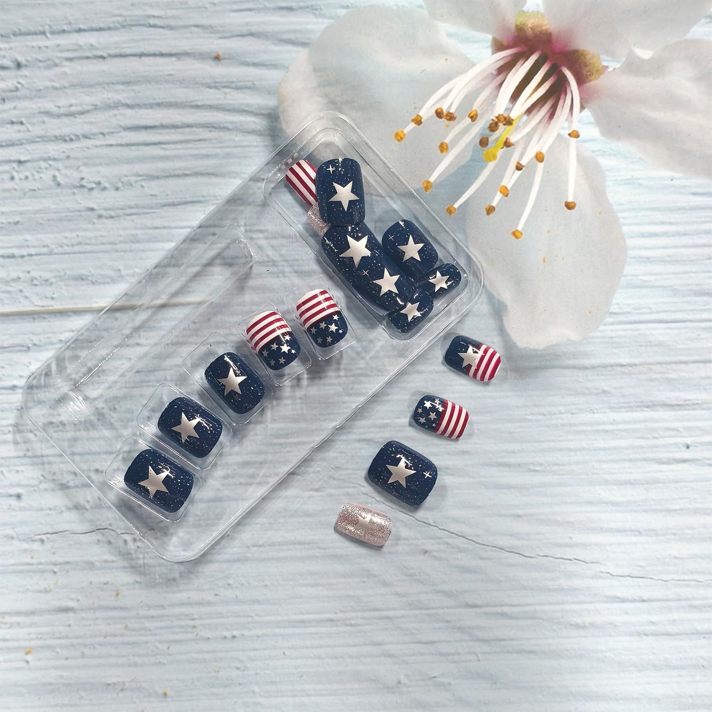 24Pcs Independence Day Press on Nails Short Square Artificial Fingernails American Flag Stars with Glitter Fake Nails 4th of July Glue on Nail Glossy Stick on Acrylic Nail for Women Festival Manicure