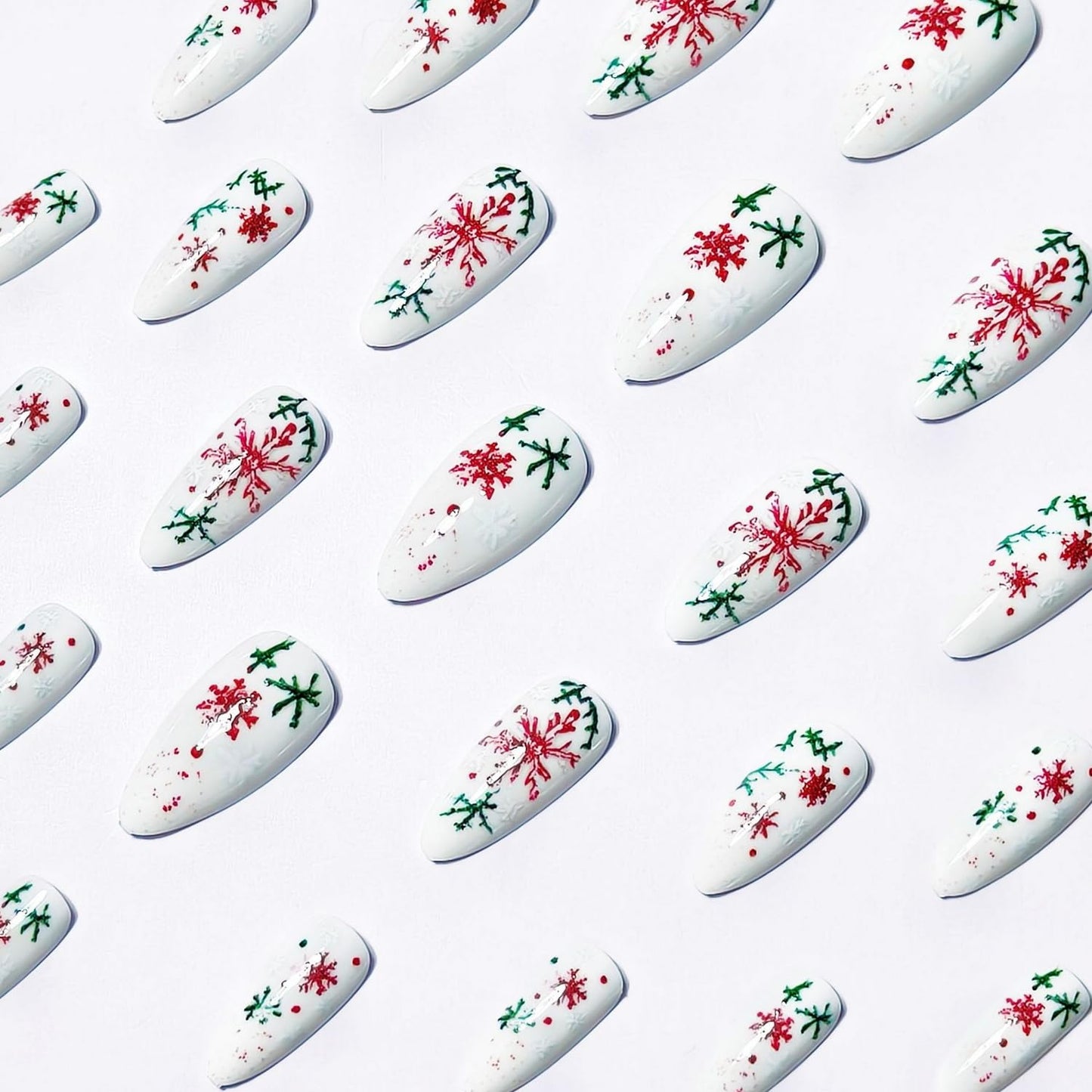 Christmas Press on Nails Short Almond Fake Nails Glitter White False Nails with White Red Green Snowflake Design Full Cover Snowflake Acrylic Nail for Women DIY Manicure Decoration 24 Pcs