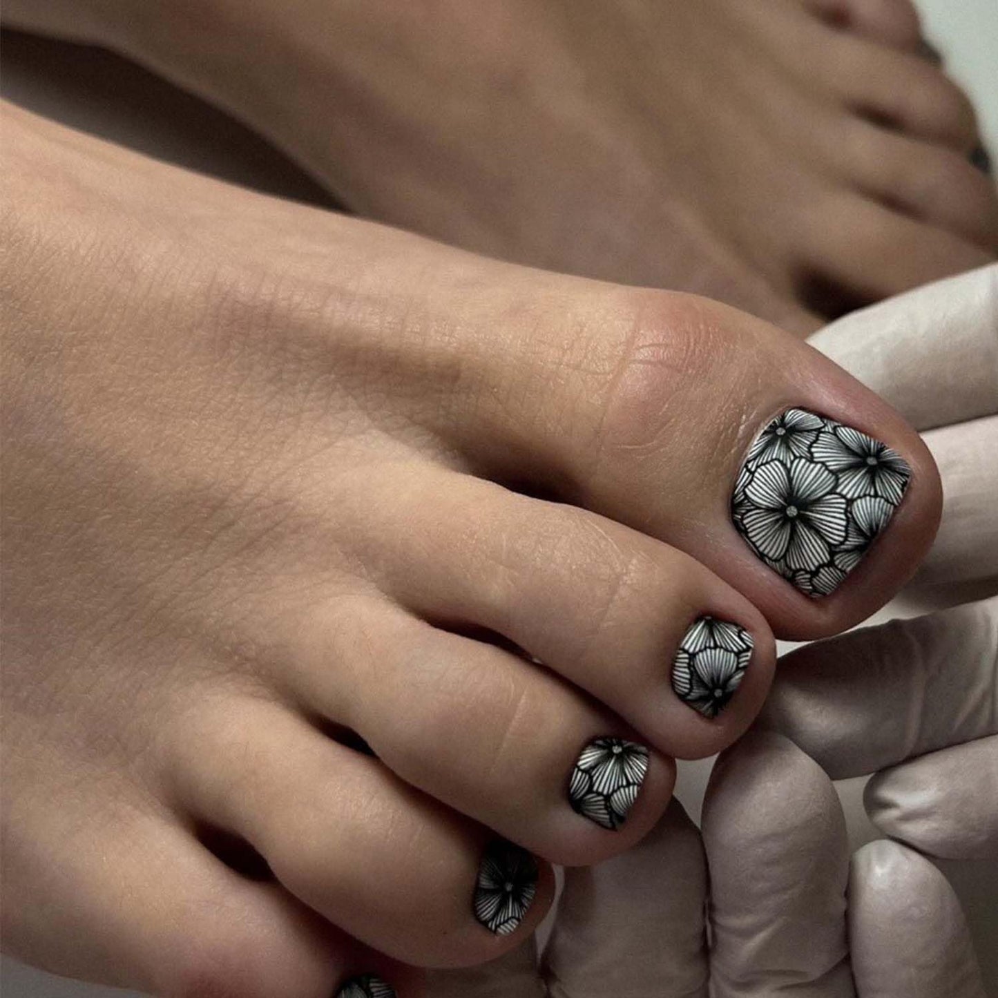 Flower Press On Toenails Short Square Fake Toe Nails Summer False Toenails With Black Floral Design Full Cover Acrylic Toe Nail Artificial ToeNail Glossy Stick On Toenail For Women 24pcs