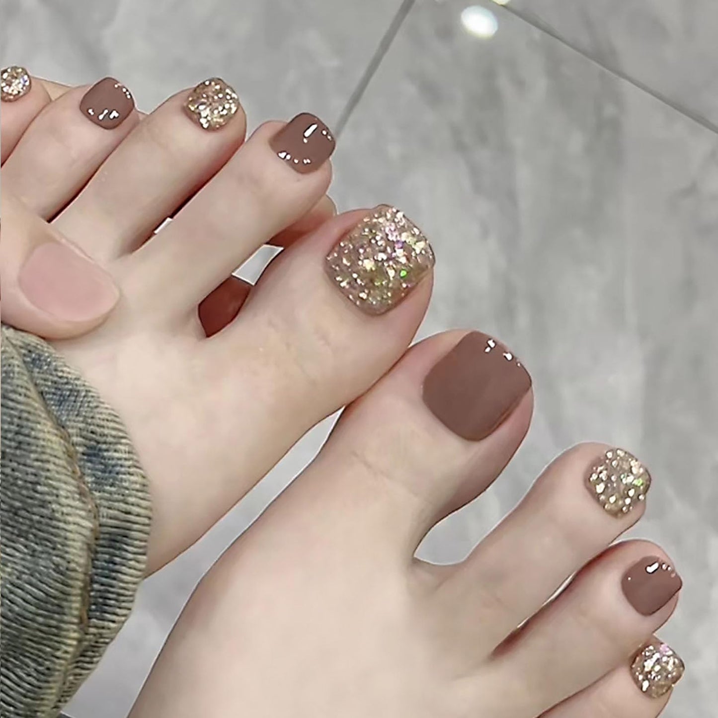 RUOKEXIN Short Press on Toenails Brown Fake Toenails with Gold Glitter Designs Square Toe Nail Press ons Sparkly Artificial Nails for Women 24Pcs