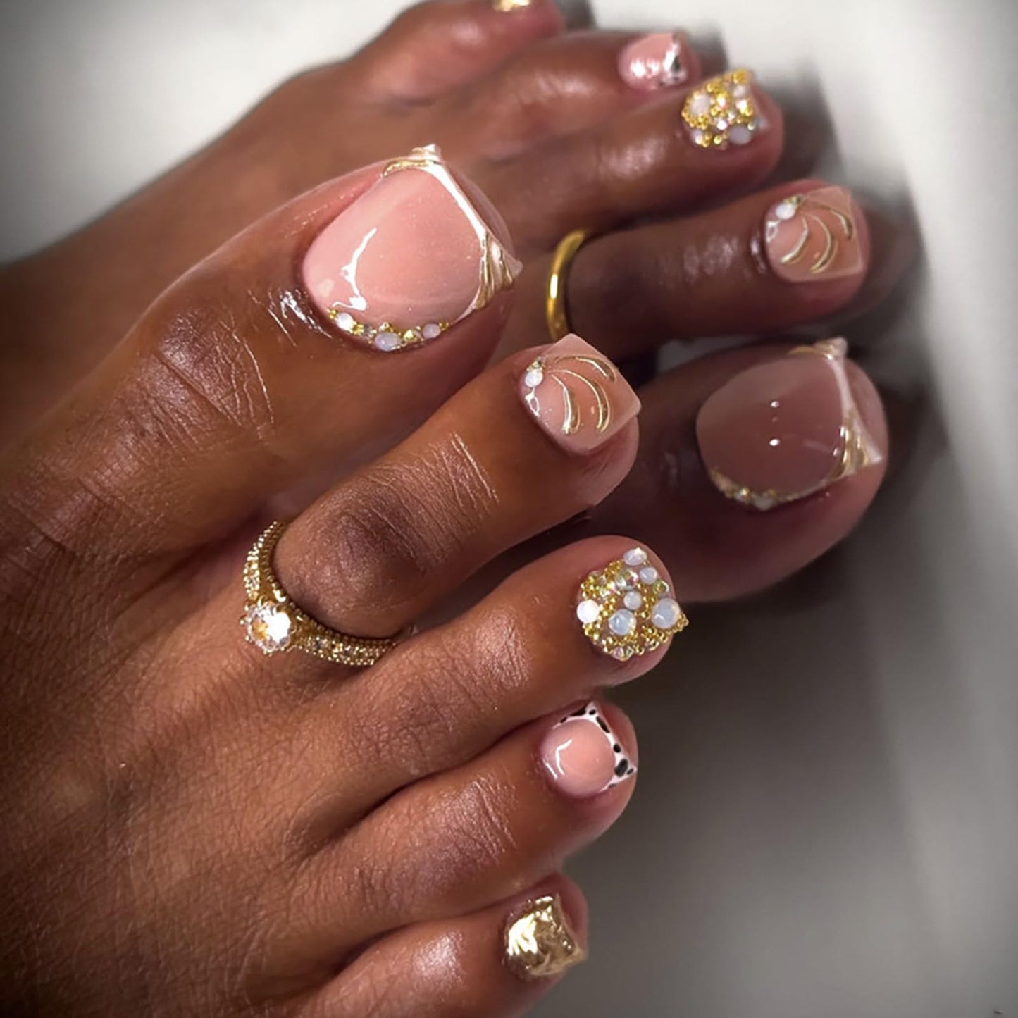 RUOKEXIN Short Press on Toenails French Tip Fake Toenails with Gold Rhinestones Designs Square Toe Nail Press ons Sparkly Artificial Nails for Women 24Pcs