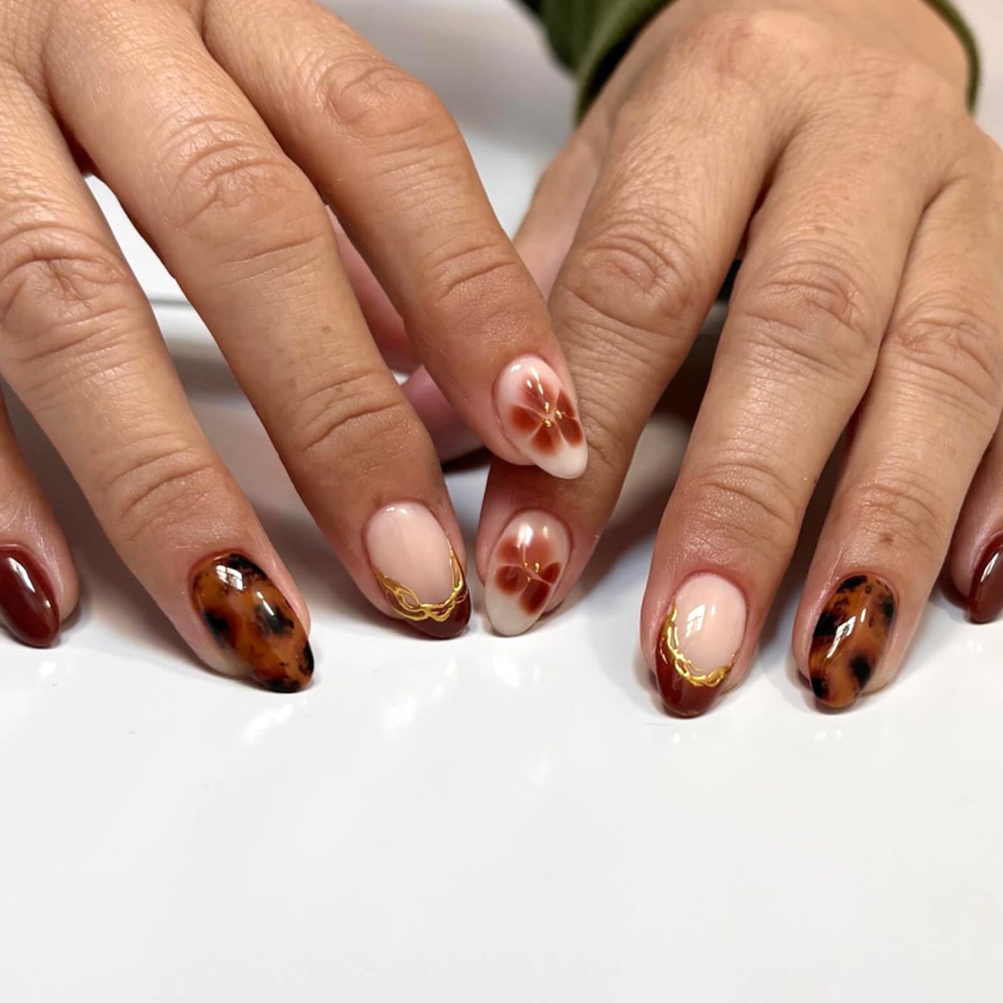 Stbisen French Short Oval Gel Press on Nails, Nude Fake Nails with Wine Red French Tip, Stick on Nails，Glue on Nails with Flower & Brown Tortoise Shell Design, Reusable Press on Nail for Women, 24PCS