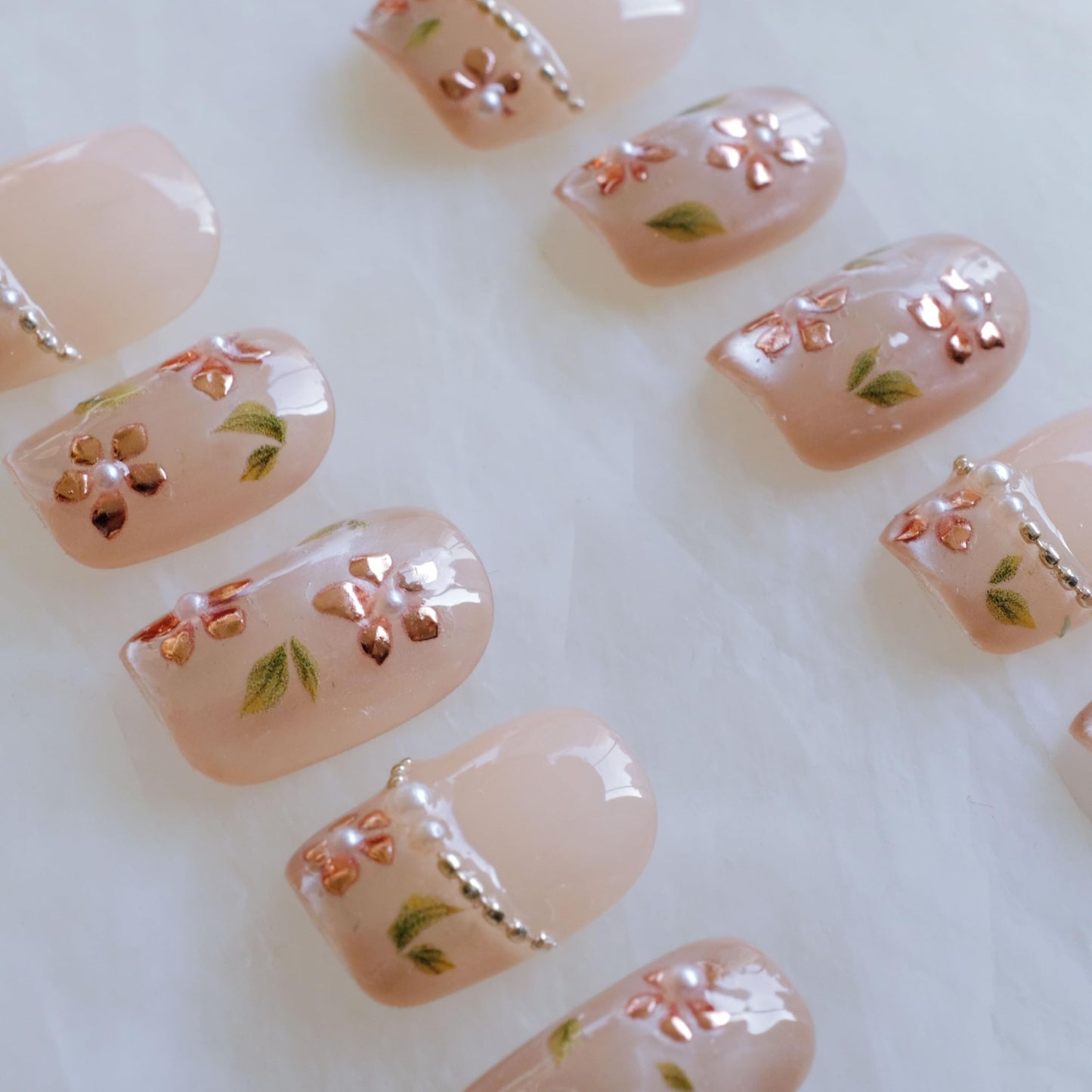 [GLORS] Short Square Press On Nails, Nude Pink with Rose Gold Foil and Pearl Accents, 10 Pieces (XS,SS)