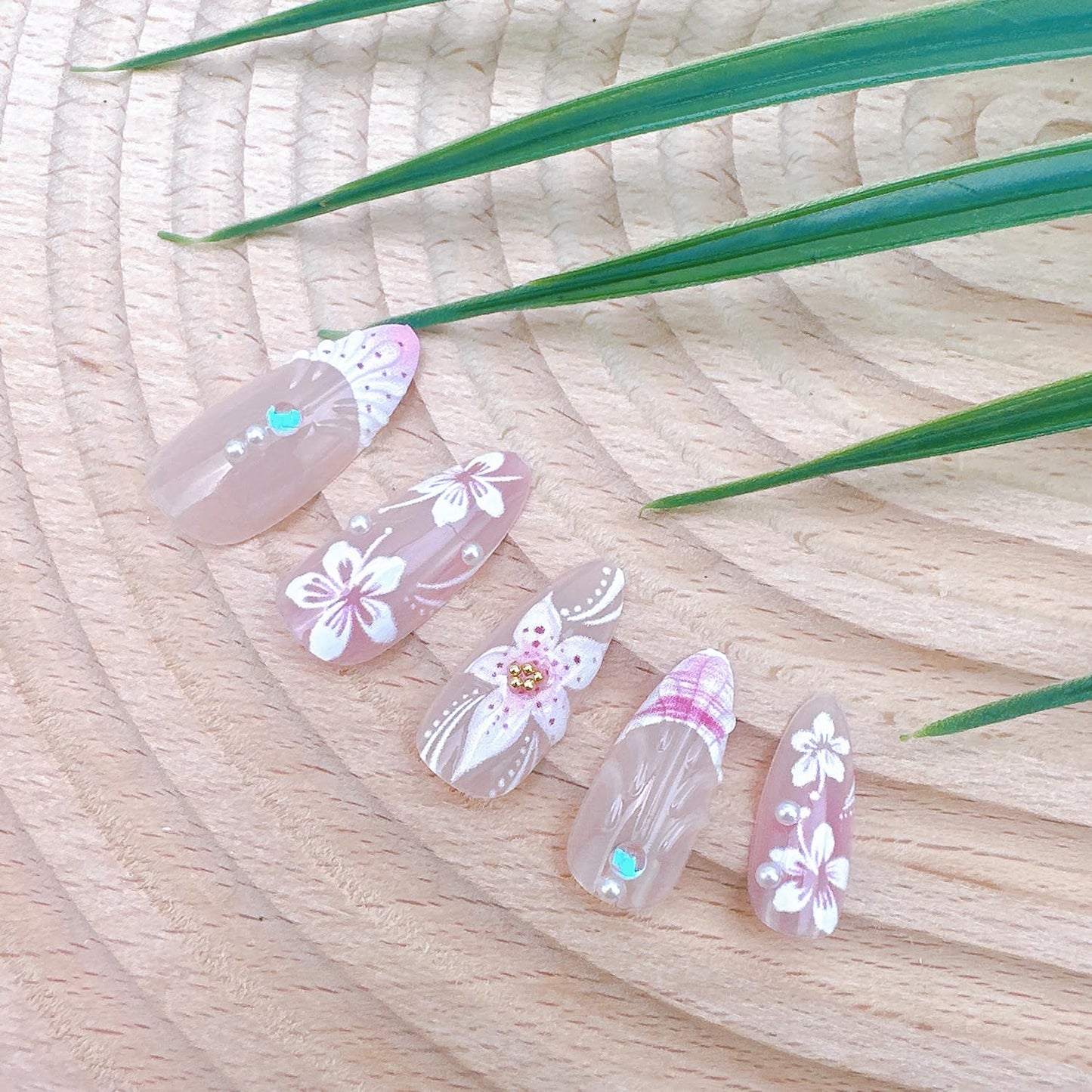 24Pcs Pink Flower Press on Nails Medium Almond Fake Nails with Pearl Rhinestones Summer Hibiscus Flowers Acrylic Nails 3D Shell French Tip False Nail Pink Beach Full Cover Stick on Nails for Women