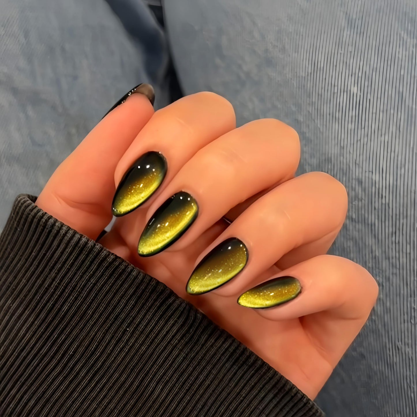KQueenest Black Gold Cat Eye Press on Nails Almond Shape, 30 Pcs Glitter Fake Nails Medium, Sparkly Black Yellow Nails Press on, Shiny Acrylic Nails, Cute Bling Stick on Nails for Women for Party Wear