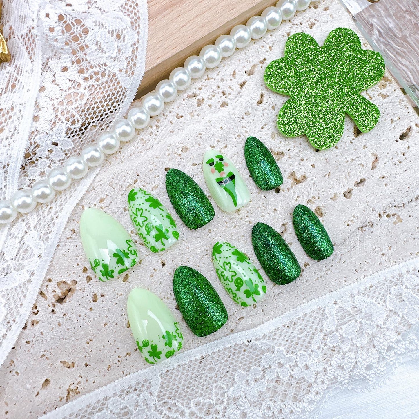 30Pcs St Patricks Day Press on Nails Short Almond Fake Nails with Green Glitter Designs Irish Shamrocks False Nails St. Patrick's Day Acrylic Nail Lucky Clover Full Cover Glue on Nails for Women