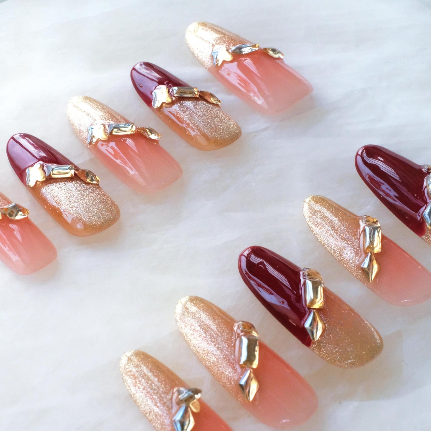 GLORS Press on Nails, Red Cat Eye False Nails with Gold Glitter, medium ballerina Shape, 10 Pieces (Medium, Almond)